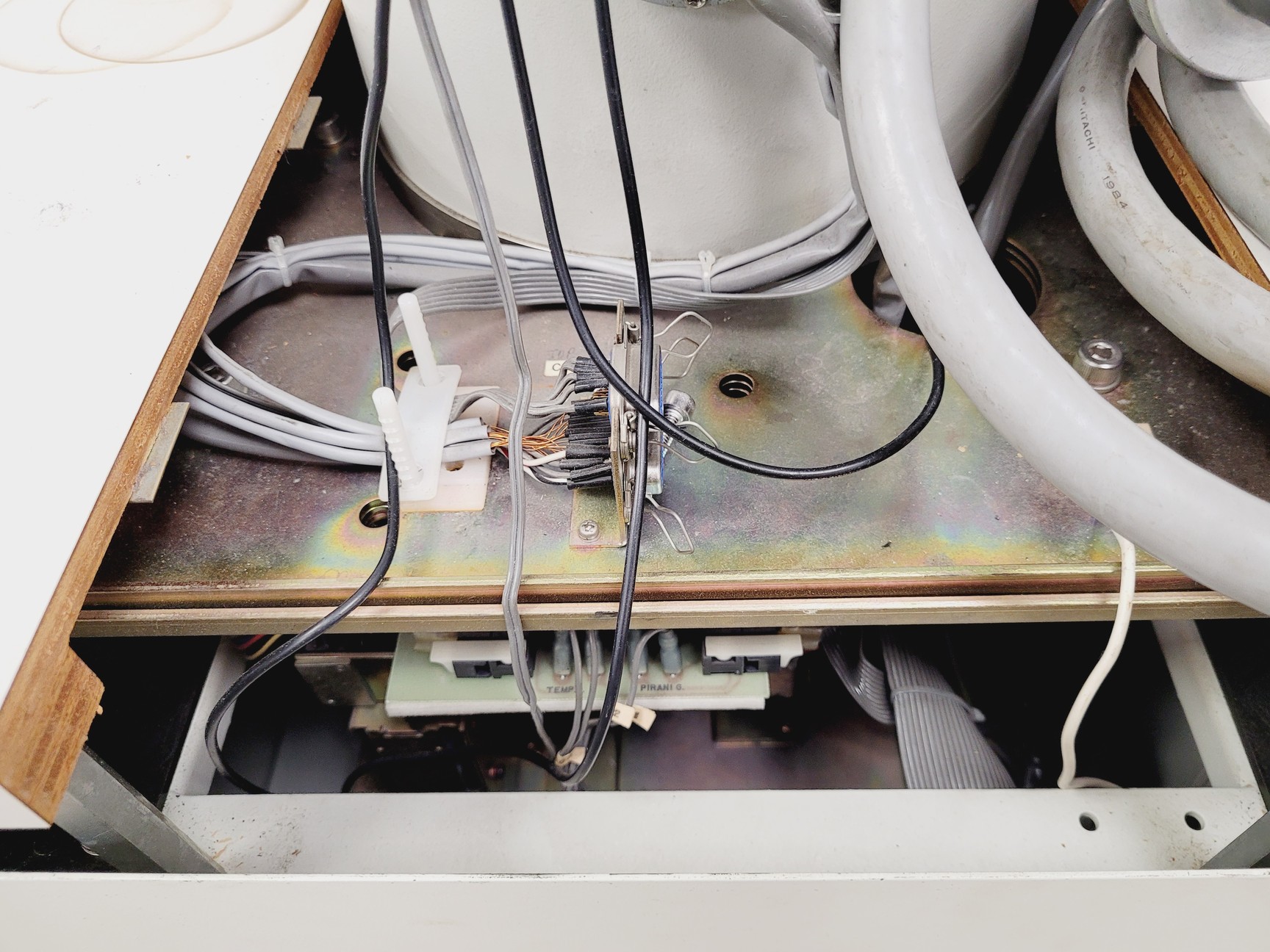 Image of Hitachi S-520 Scanning Electron Microscope System - Spares/Repair Lab