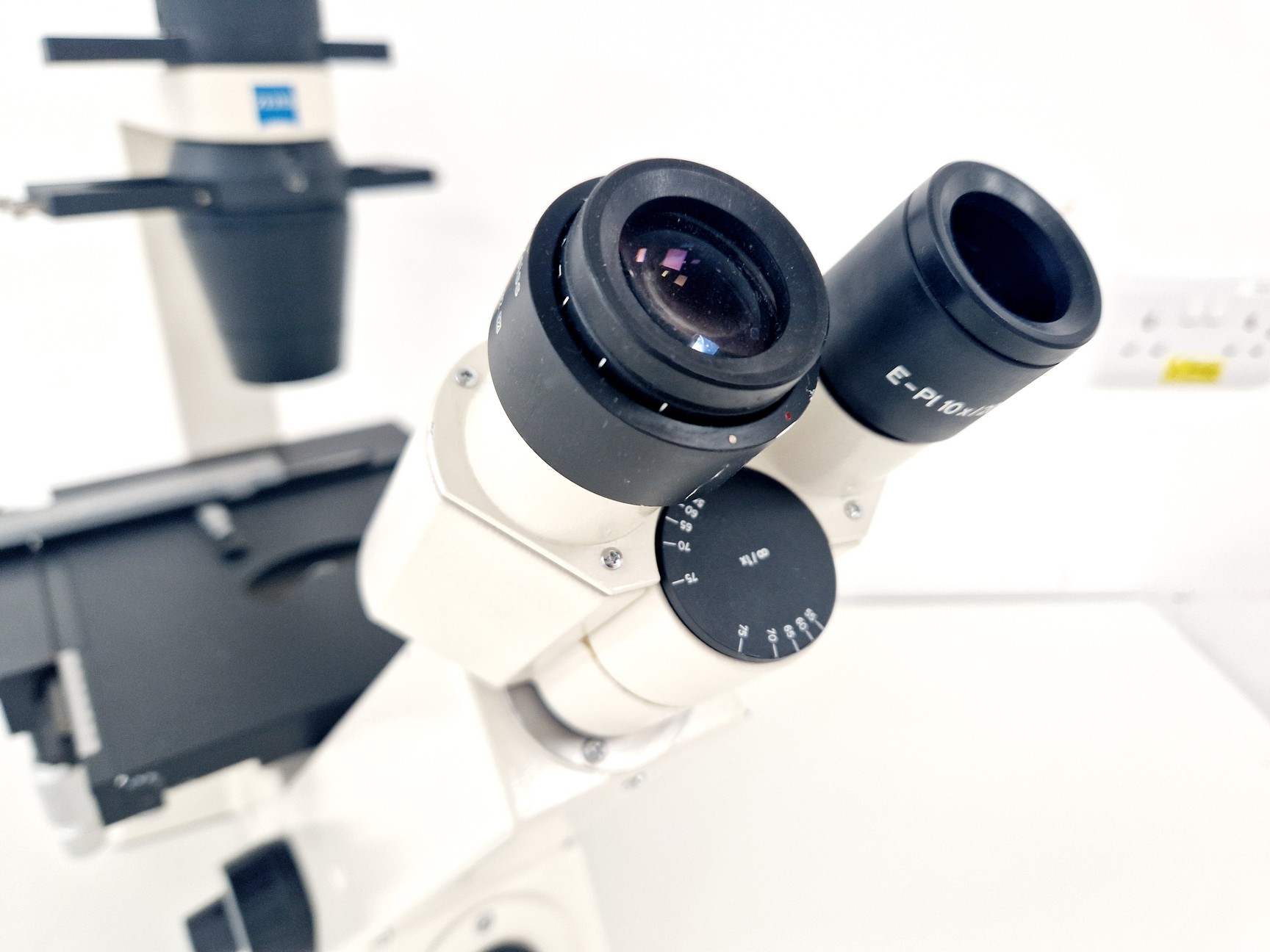 Image of Zeiss Axiovert 25 Microscope w/ 3 x Objectives Achroplan, 4x 10x 20x Lab