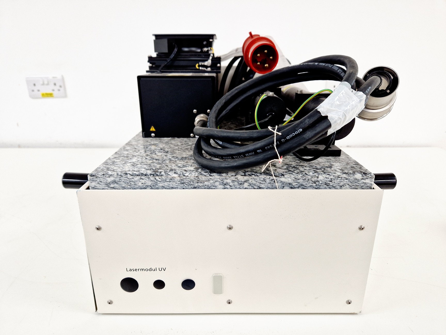 Image of Zeiss Axiovert M 100 Microscope System with LSM510 META & Lasos Laser Setup Lab