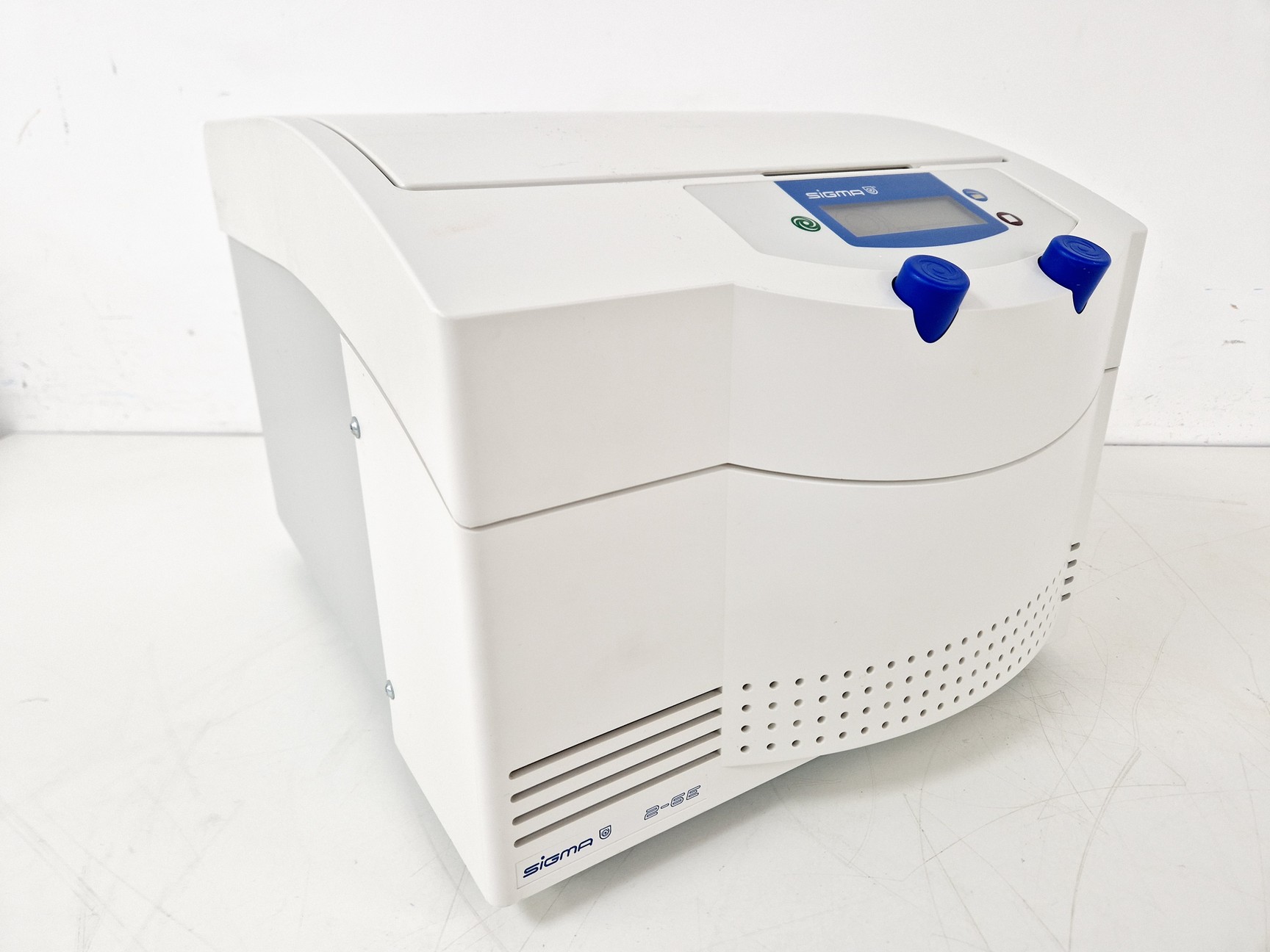 Image of Sigma 2-6E Benchtop Centrifuge w/ 11070 Swing-Out Rotor with 4 x Bucket Lab