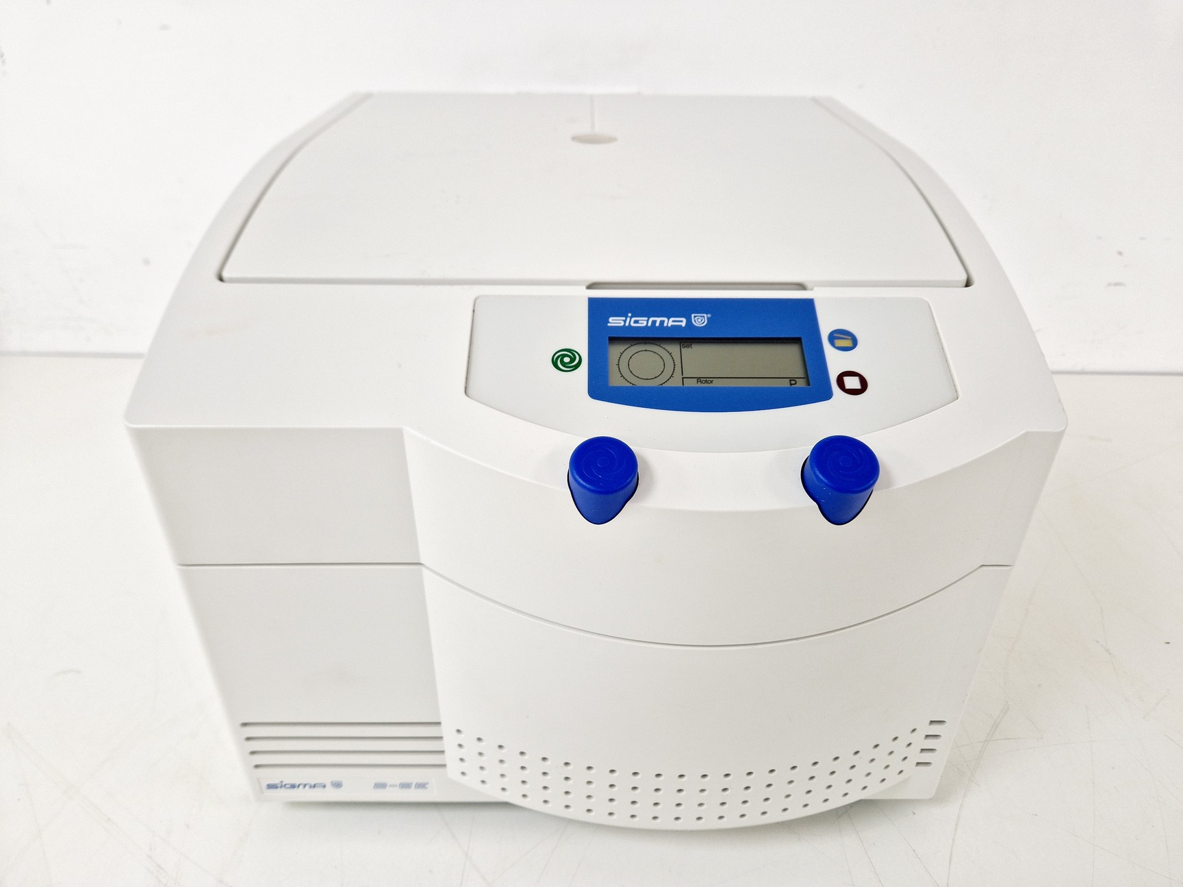Image of Sigma 2-6E Benchtop Centrifuge w/ 11070 Swing-Out Rotor with 4 x Bucket Lab