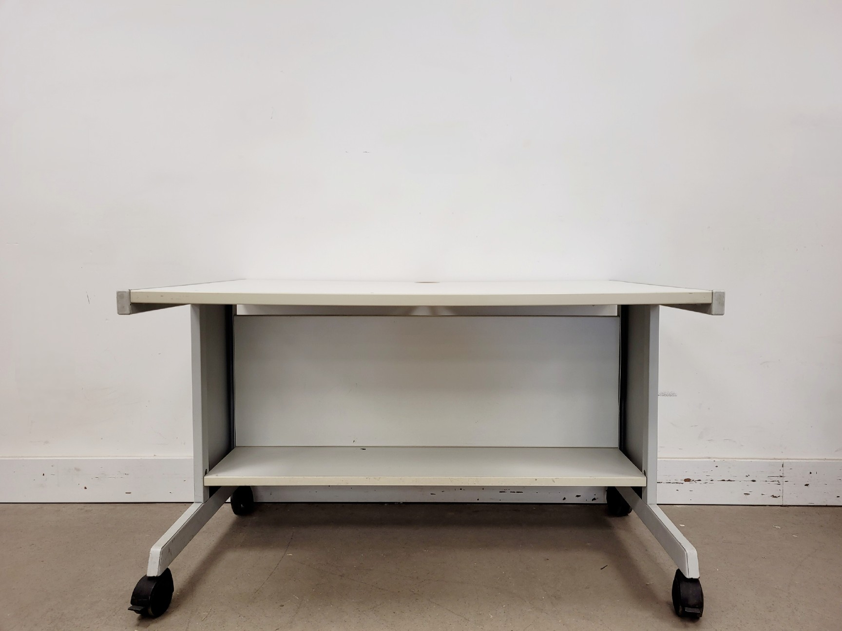 Image of White Computer Desk L x 121 W x 76 H x 72 cm 