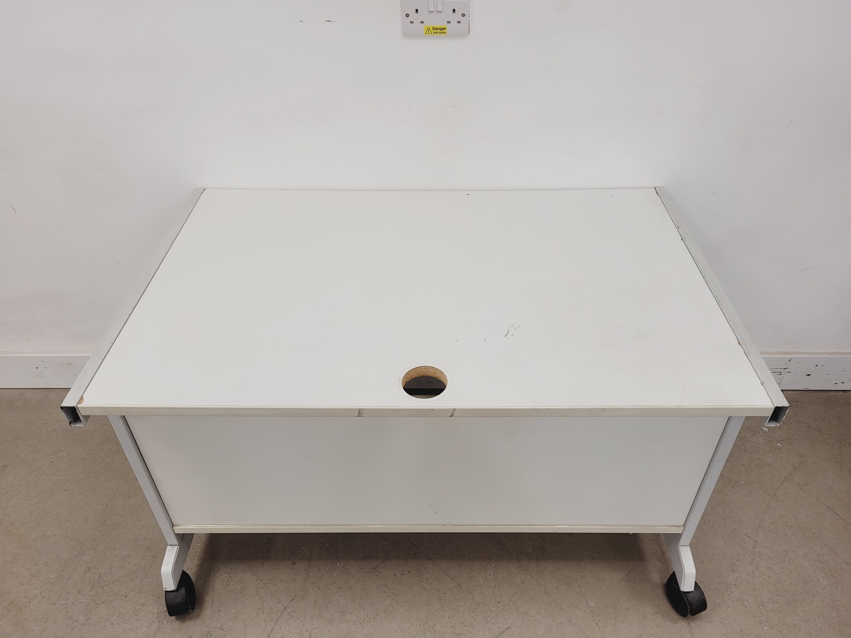 Image of White Computer Desk L x 121 W x 76 H x 72 cm 