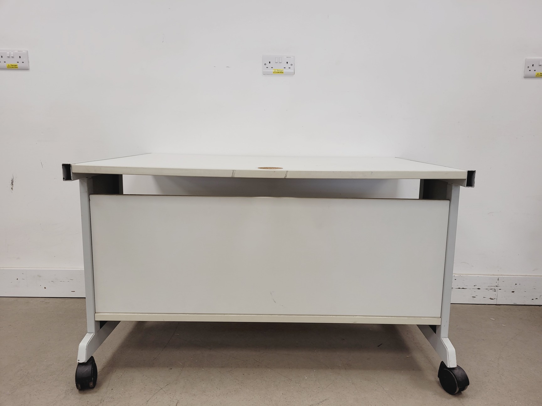 Image of White Computer Desk L x 121 W x 76 H x 72 cm 