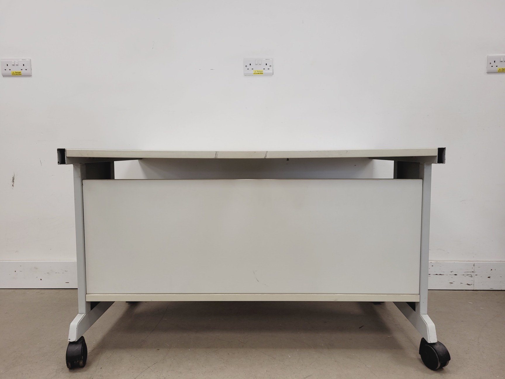 Image of White Computer Desk L x 121 W x 76 H x 72 cm 