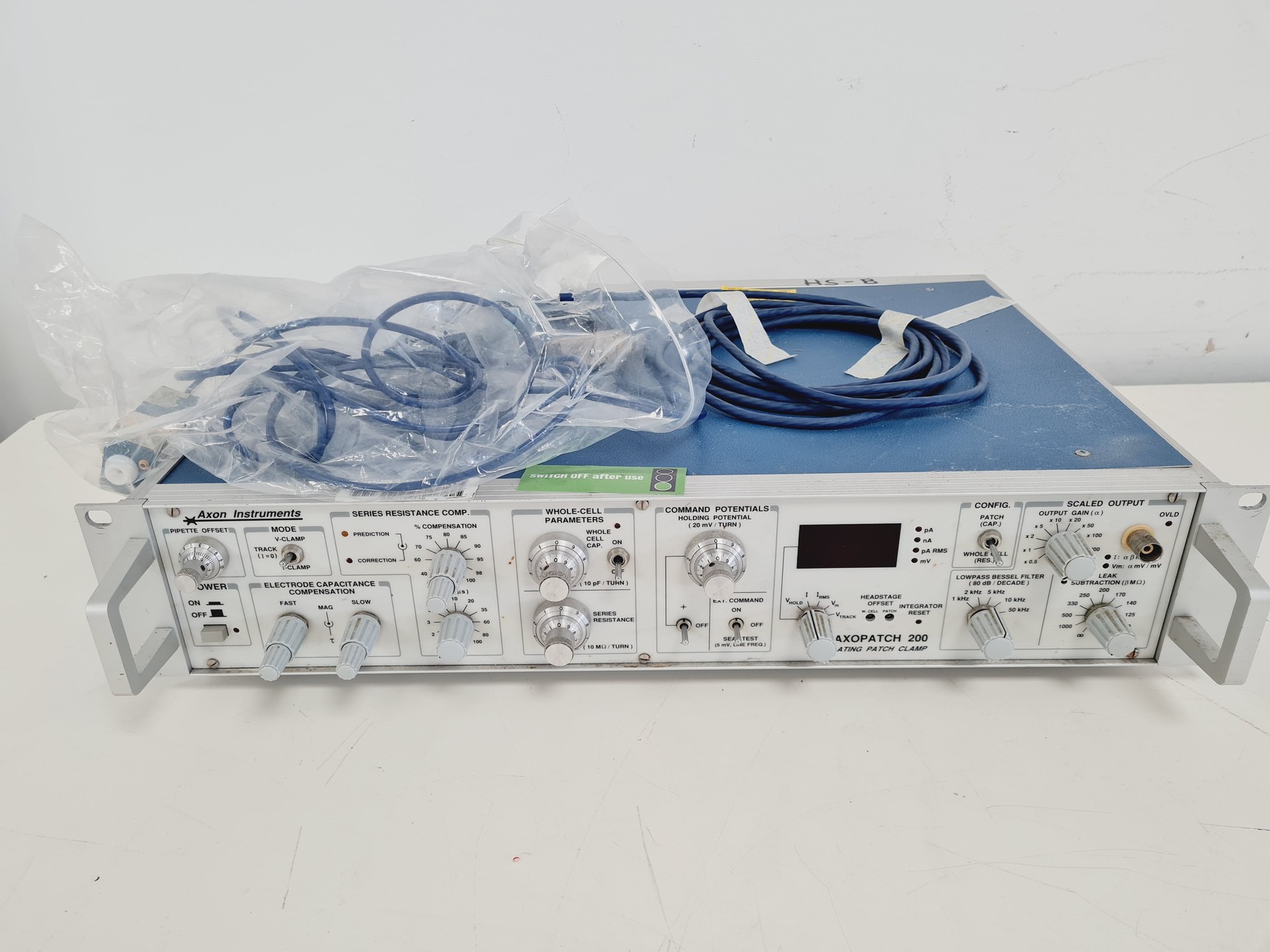 Image of Axon Instruments AxoPatch 200B Patch Clamp Amplifier