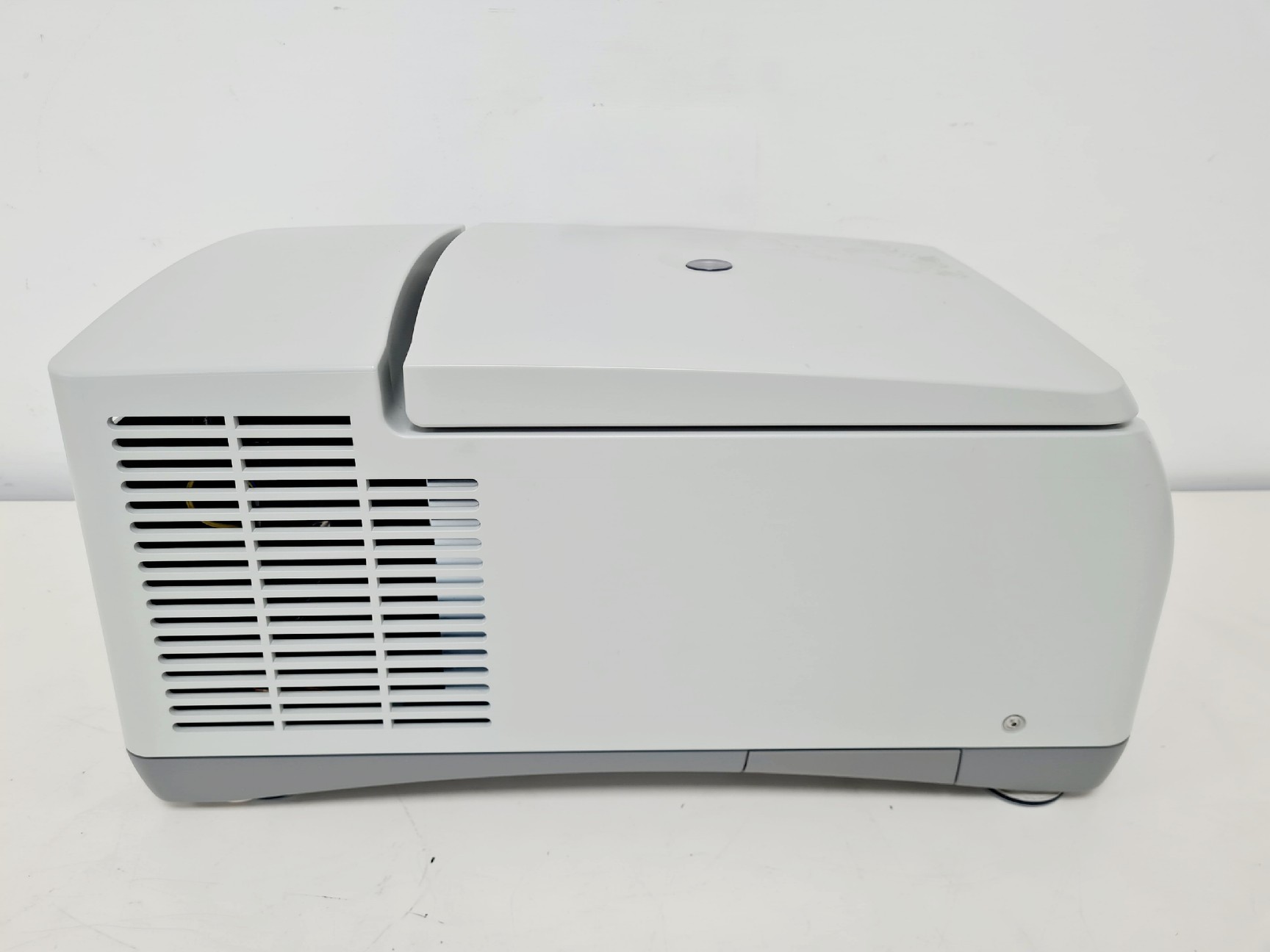 Image of Eppendorf 5427 R Benchtop Centrifuge Lab