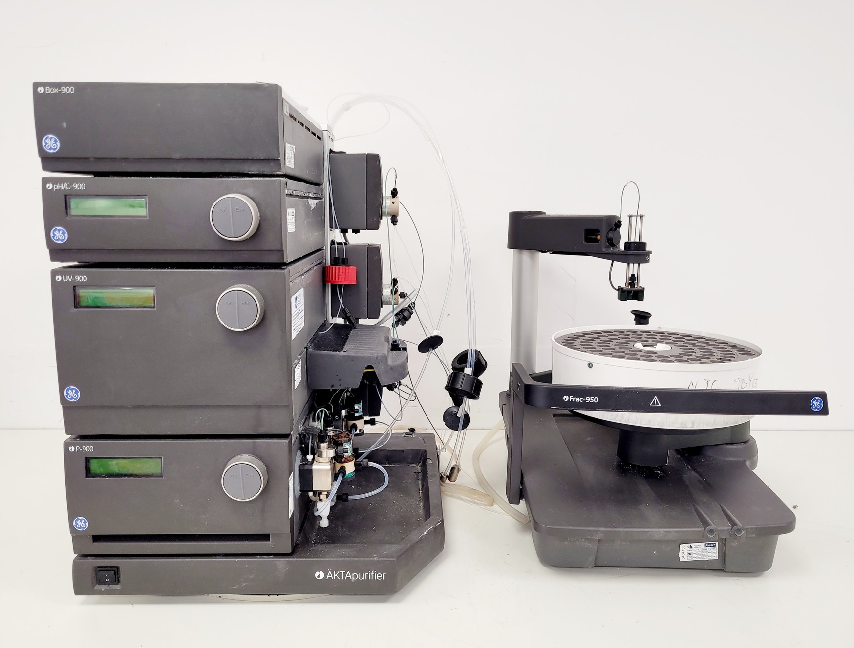 Image of GE AKTApurifier 100 Frac-950, PH/C900, P-900, UV-900 System Lab