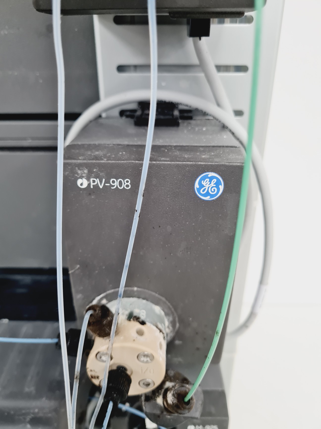 Image of GE AKTApurifier 100 Frac-950, PH/C900, P-900, UV-900 System Lab