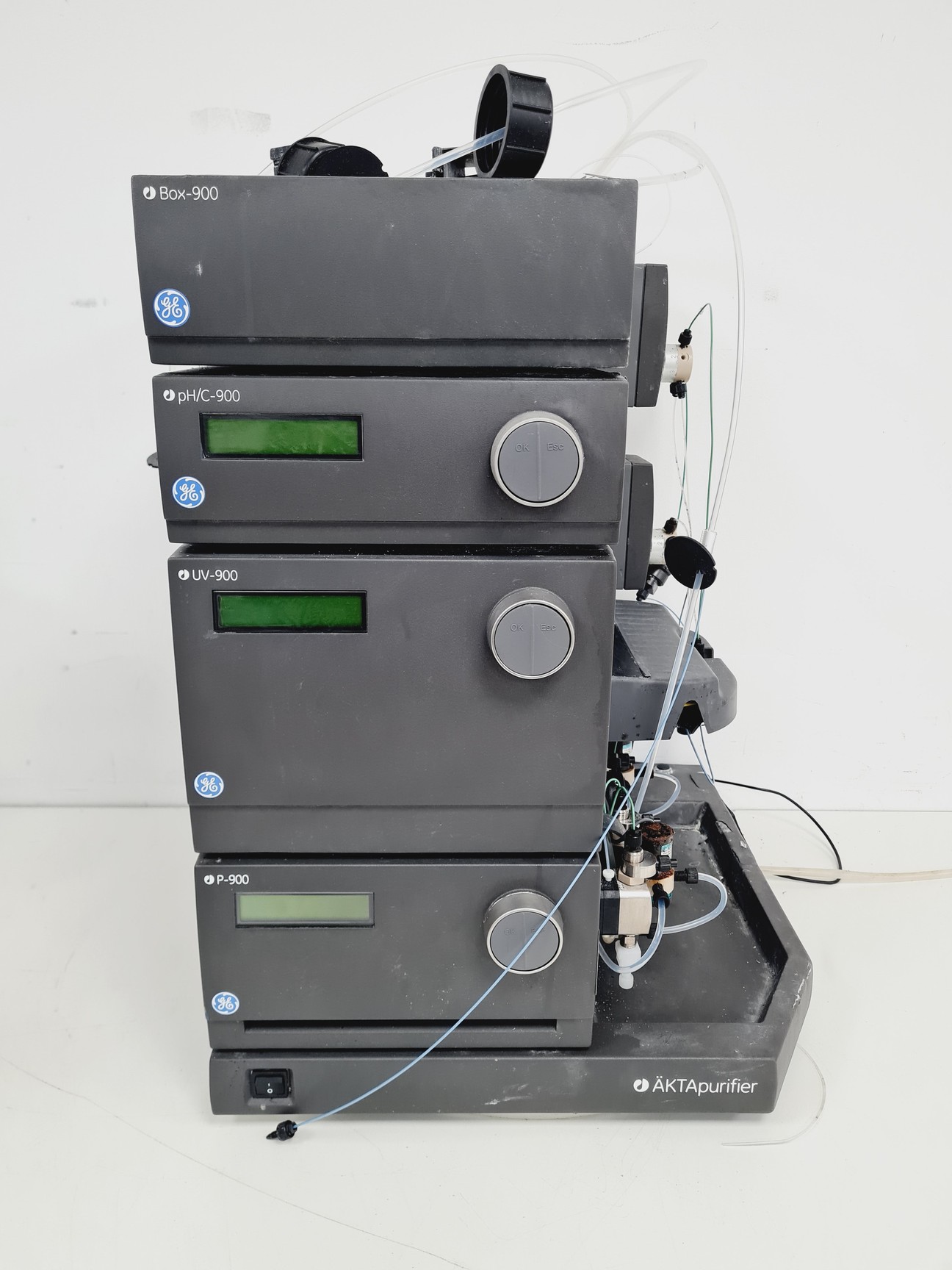 Image of GE AKTApurifier 100 Frac-950, PH/C900, P-900, UV-900 System Lab