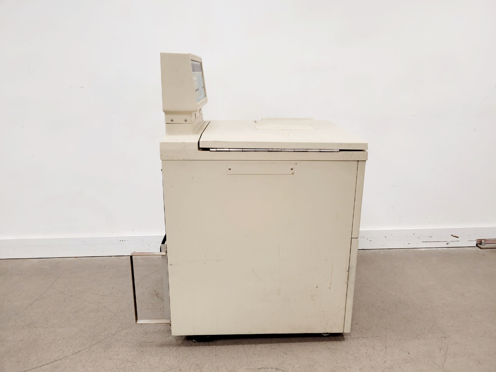 Image of Beckman J2-MC Centrifuge -Rotor Not Included Lab