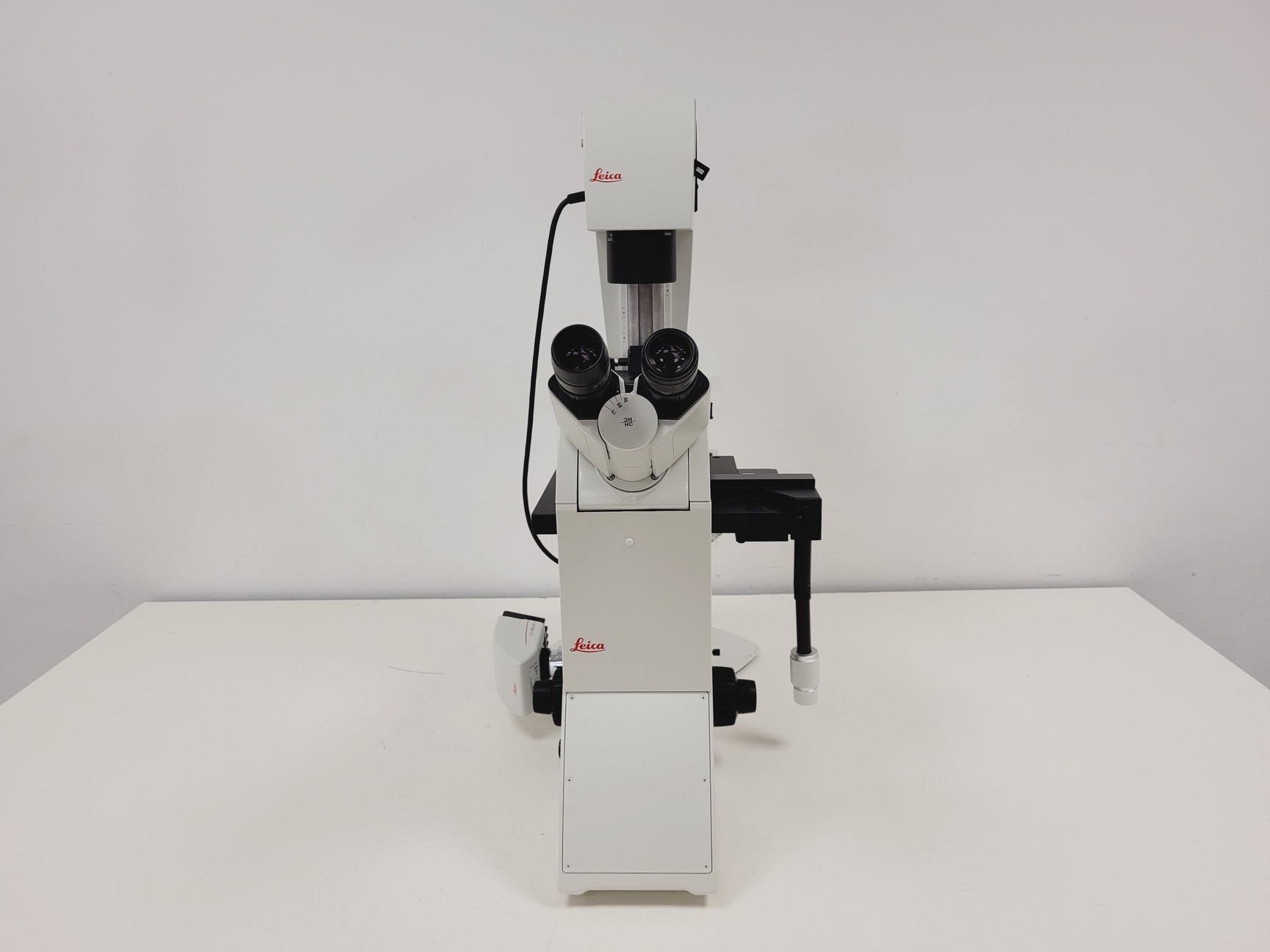Image of Leica DMi8 Inverted Microscope w/ Tiltable Transmitted Light Arm & 5 x Objective