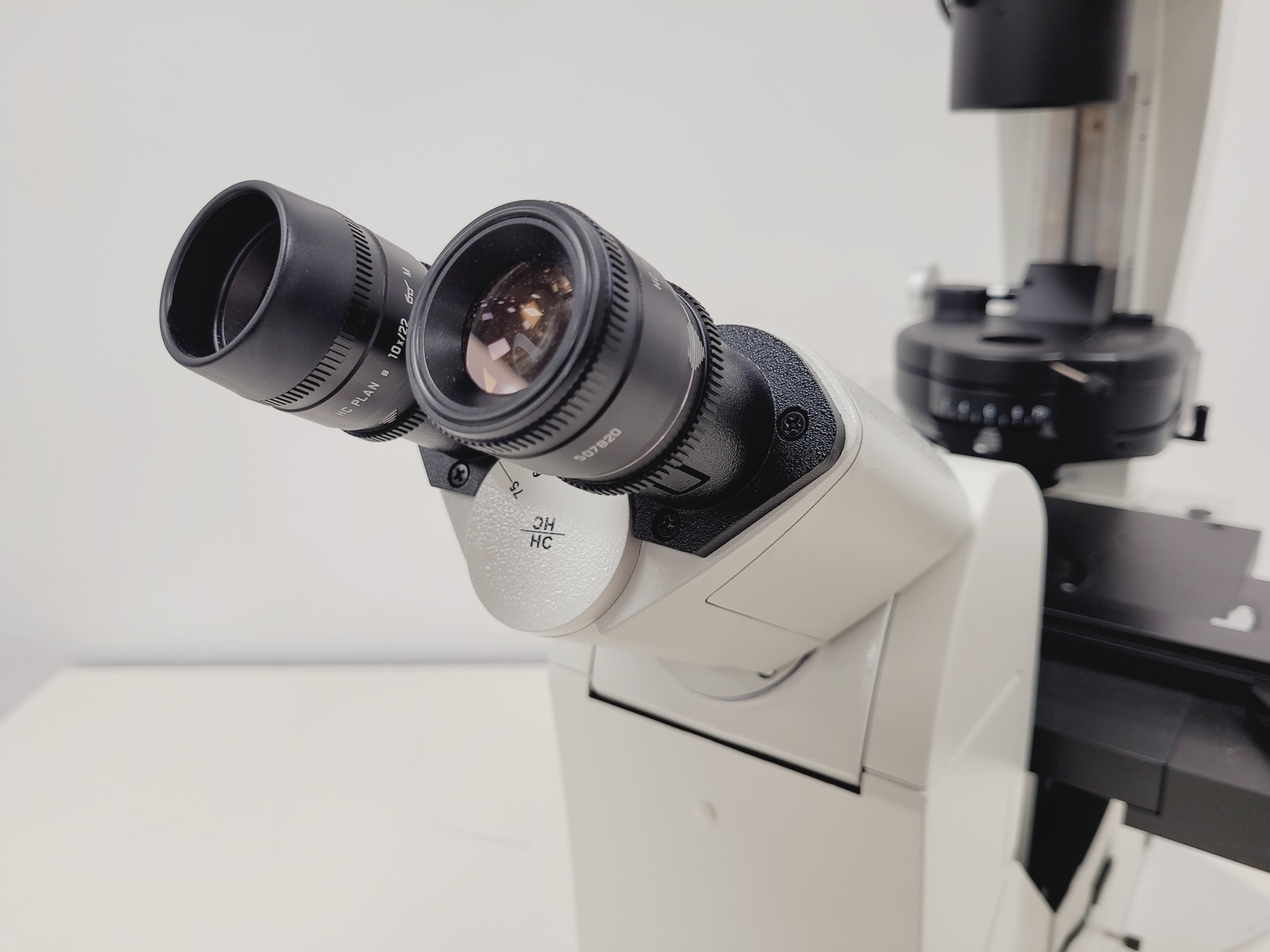 Image of Leica DMi8 Inverted Microscope w/ Tiltable Transmitted Light Arm & 5 x Objective