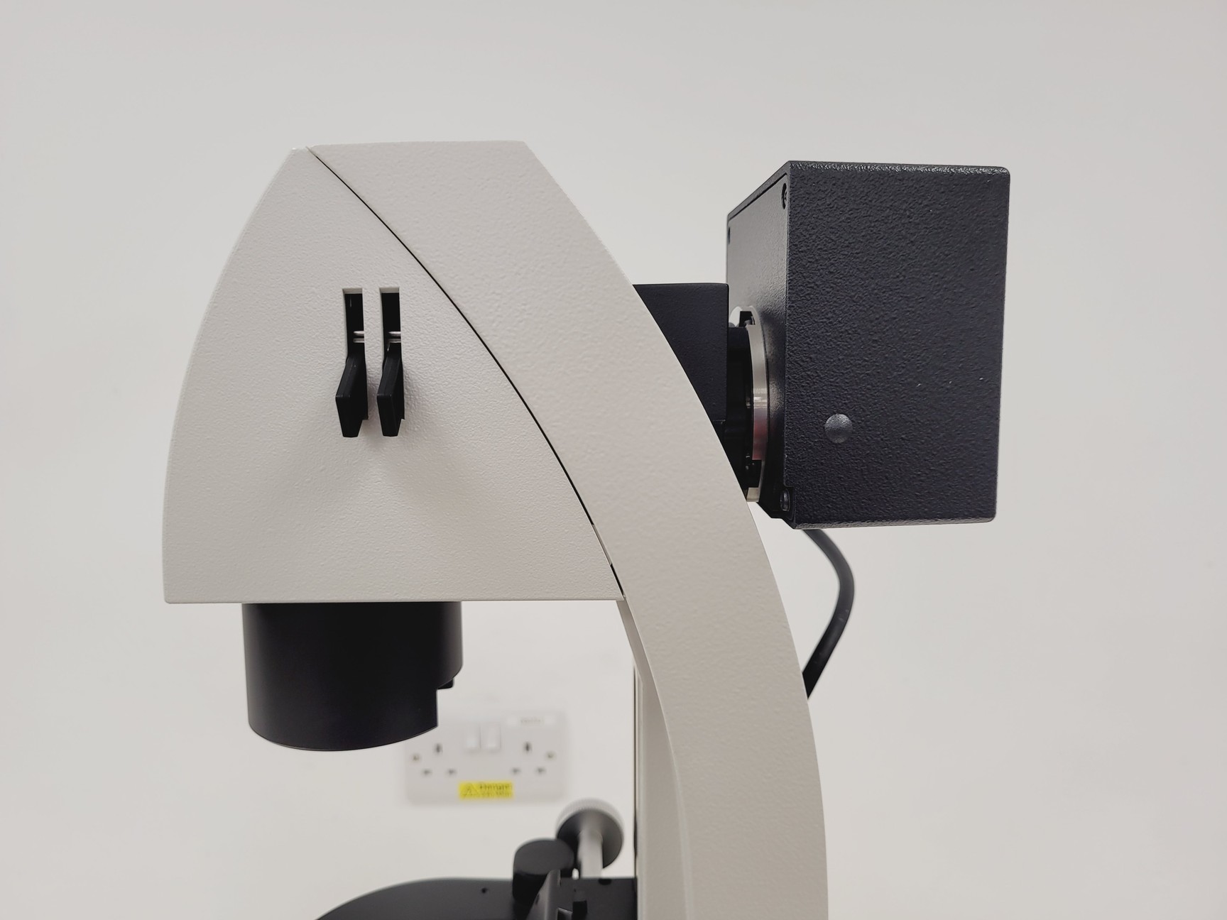 Image of Leica DMi8 Inverted Microscope w/ Tiltable Transmitted Light Arm & 5 x Objective