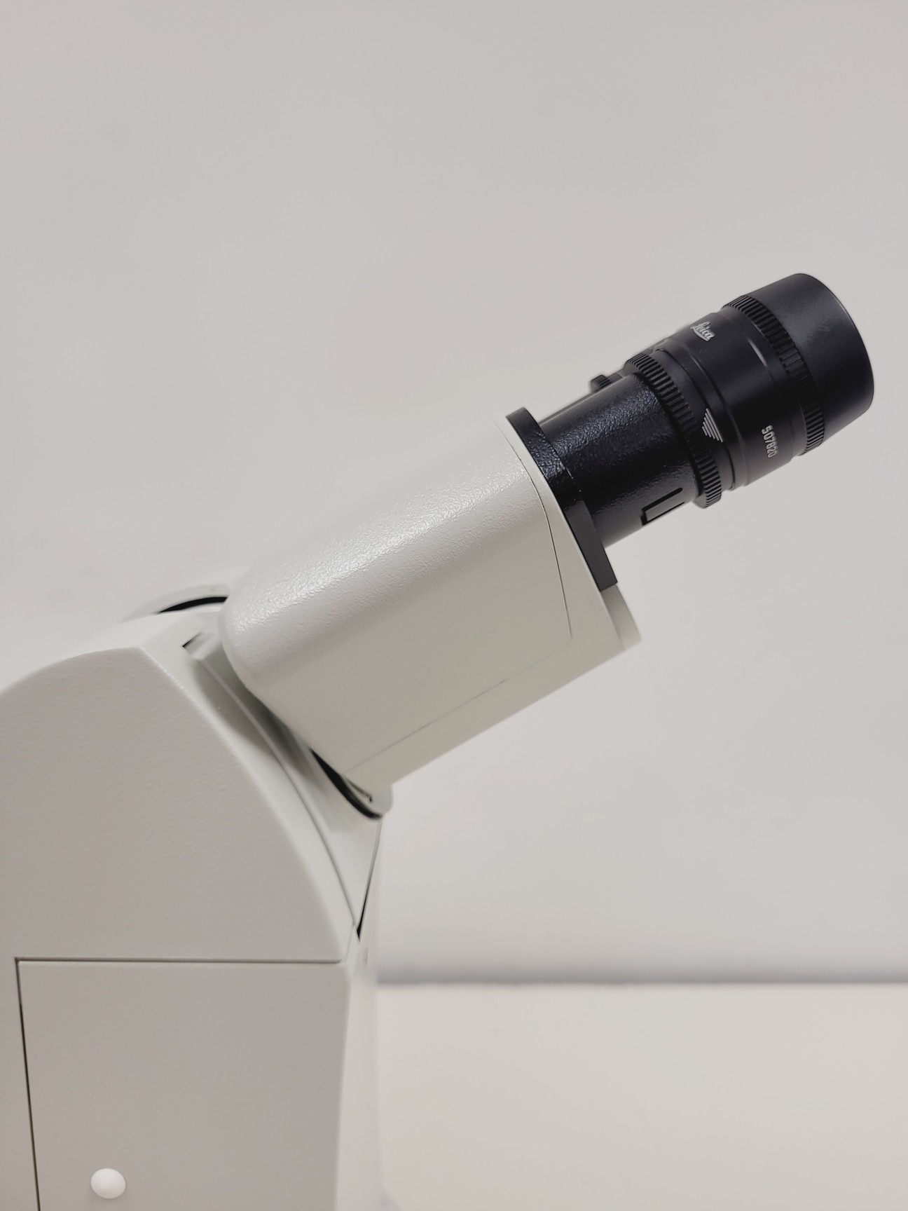 Image of Leica DMi8 Inverted Microscope w/ Tiltable Transmitted Light Arm & 5 x Objective