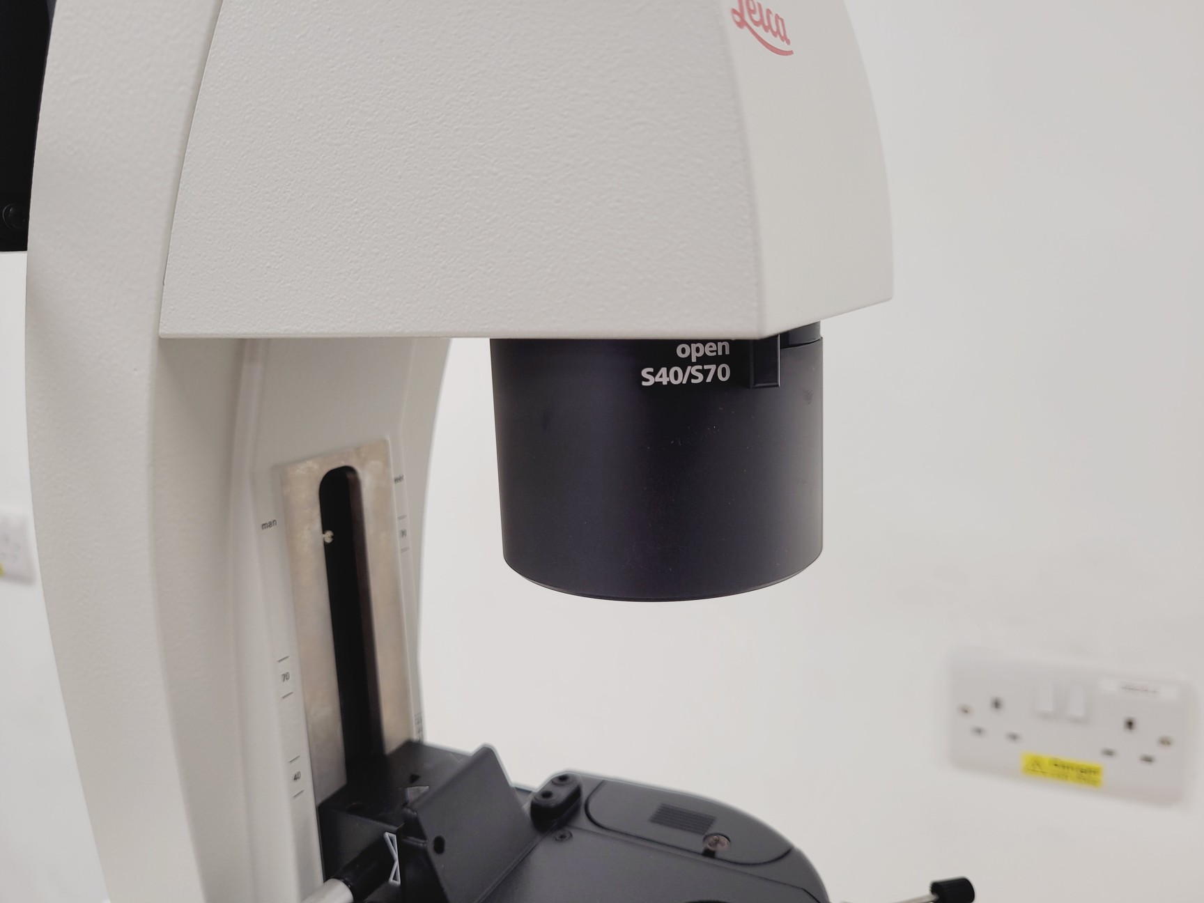 Image of Leica DMi8 Inverted Microscope w/ Tiltable Transmitted Light Arm & 5 x Objective