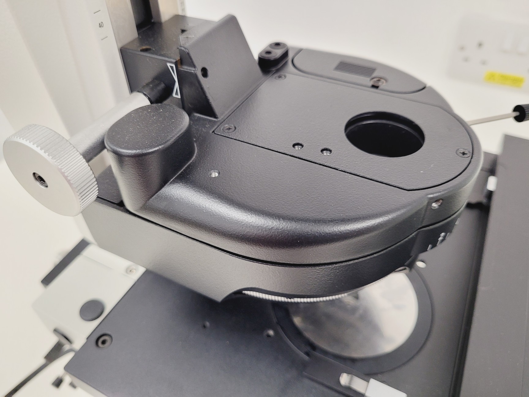 Image of Leica DMi8 Inverted Microscope w/ Tiltable Transmitted Light Arm & 5 x Objective