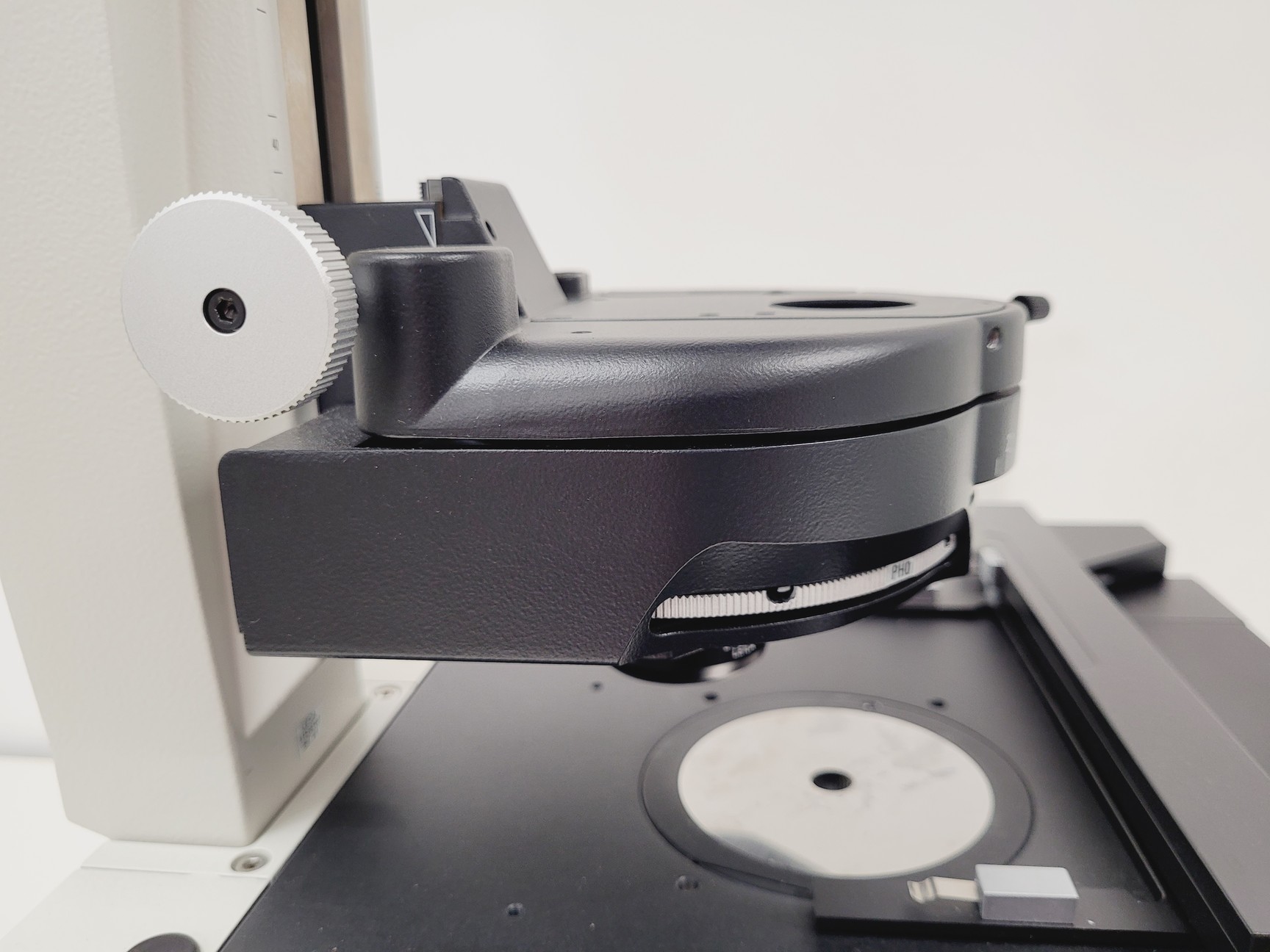 Image of Leica DMi8 Inverted Microscope w/ Tiltable Transmitted Light Arm & 5 x Objective