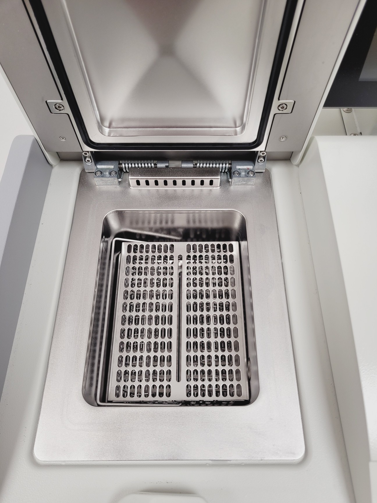Image of Leica HistoCore PEARL Tissue Processor With HistoCore Arcadia H & C Lab (2022)