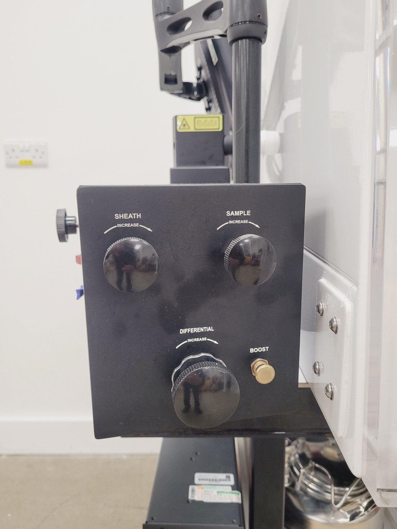 Image of Beckman Coulter MoFlo Laser Cytomation System w/ MSC Class II Safety Cabinet S/R