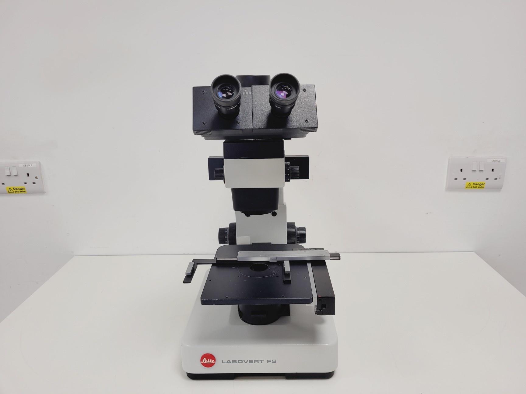 Image of Leitz Labovert FS Microscope w/ 4 x Objectives PHACO 4x/10x/20x/32x Lab