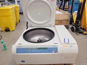 Thumbnail image of Thermo Scientific Heraeus Megafuge 40R Laboratory Centrifuge Lab
