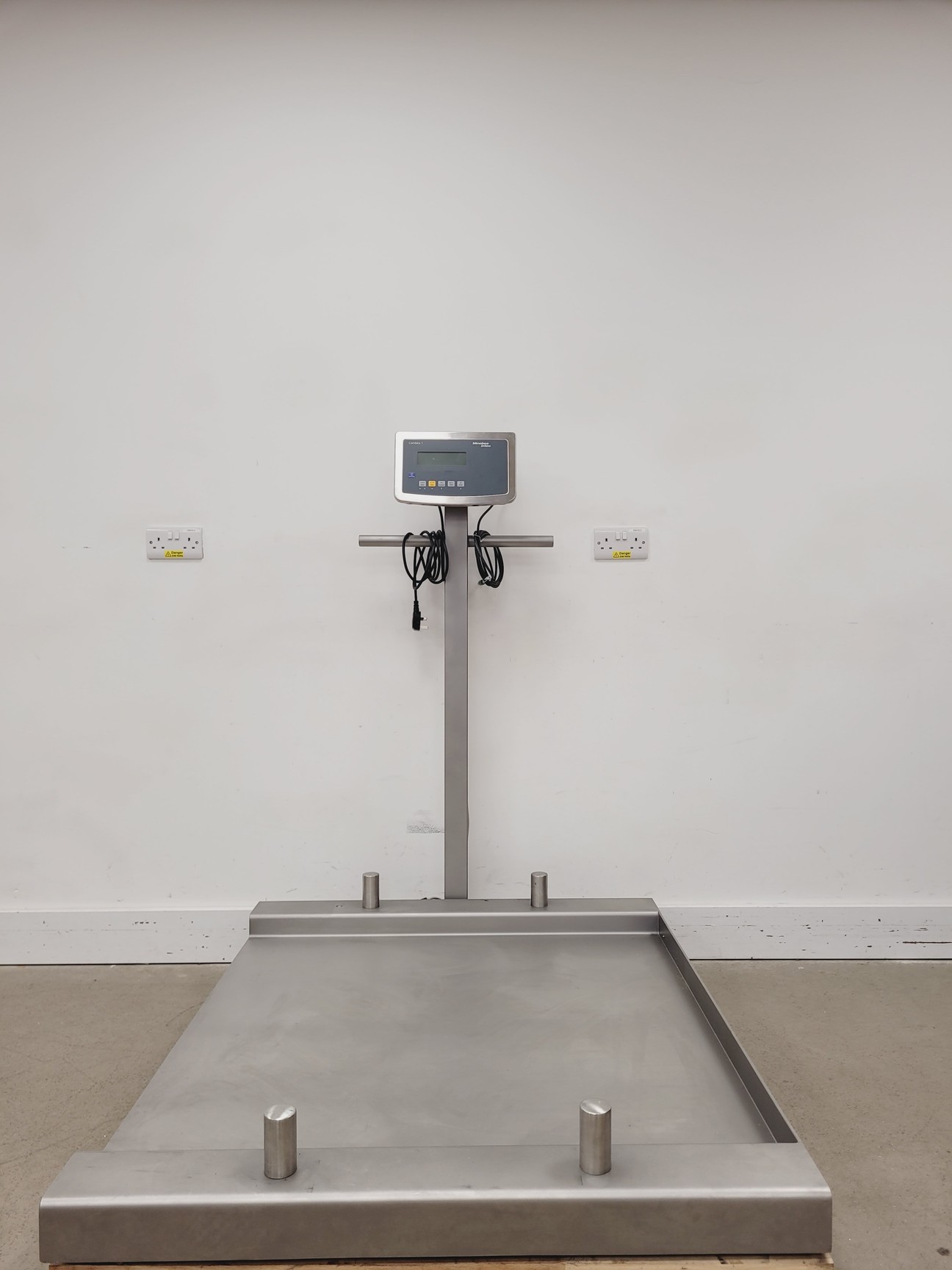 Image of Minebea IFS4-300LL-I Weighing Platform With Sartorius Combics 1