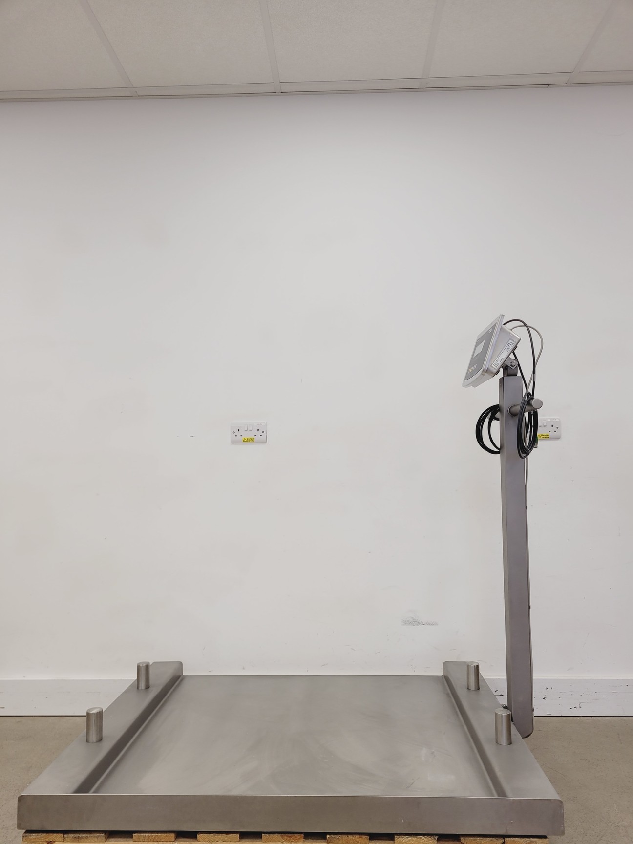 Image of Minebea IFS4-300LL-I Weighing Platform w/ Sartorius Combics 1