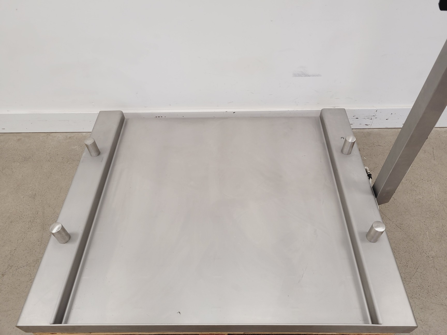 Image of Minebea IFS4-300LL-I Weighing Platform w/ Sartorius Combics 1