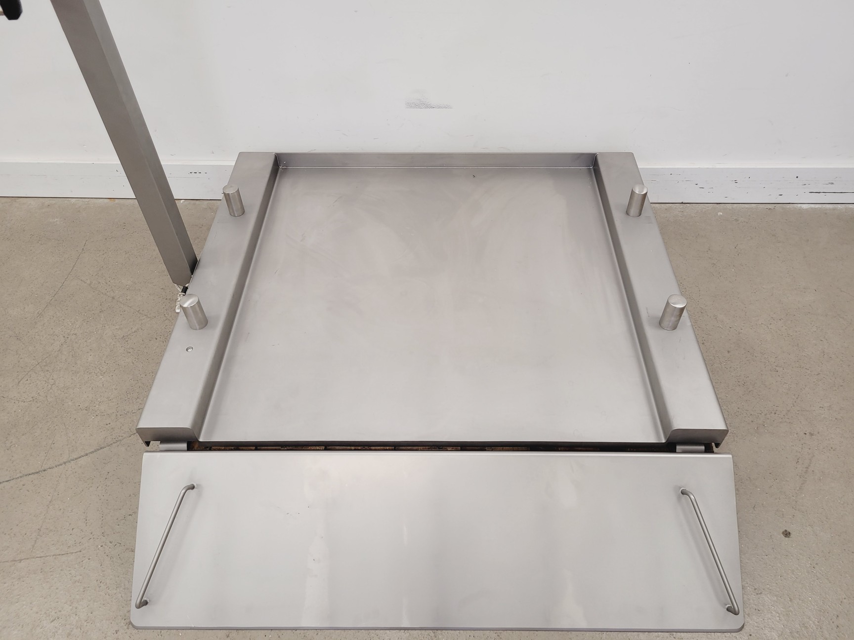 Image of Minebea IFS4-300LL-I Weighing Platform w/ Sartorius Combics 1