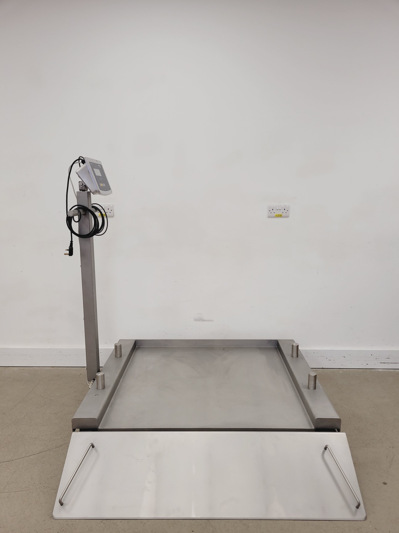 Image of Minebea IFS4-300LL-I Weighing Platform w/ Sartorius Combics 1