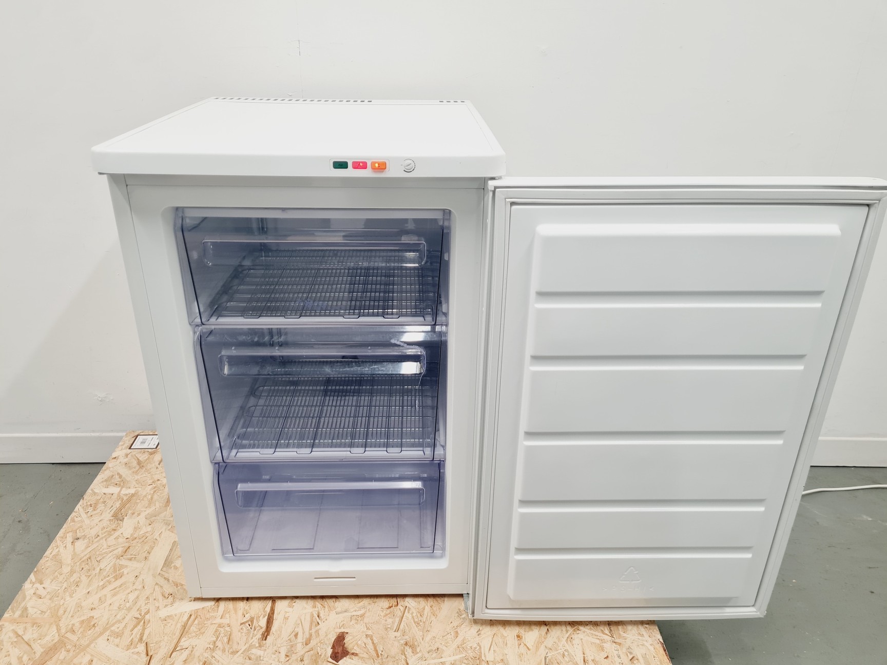 Image of Zanussi ZFT610W Freezer Lab