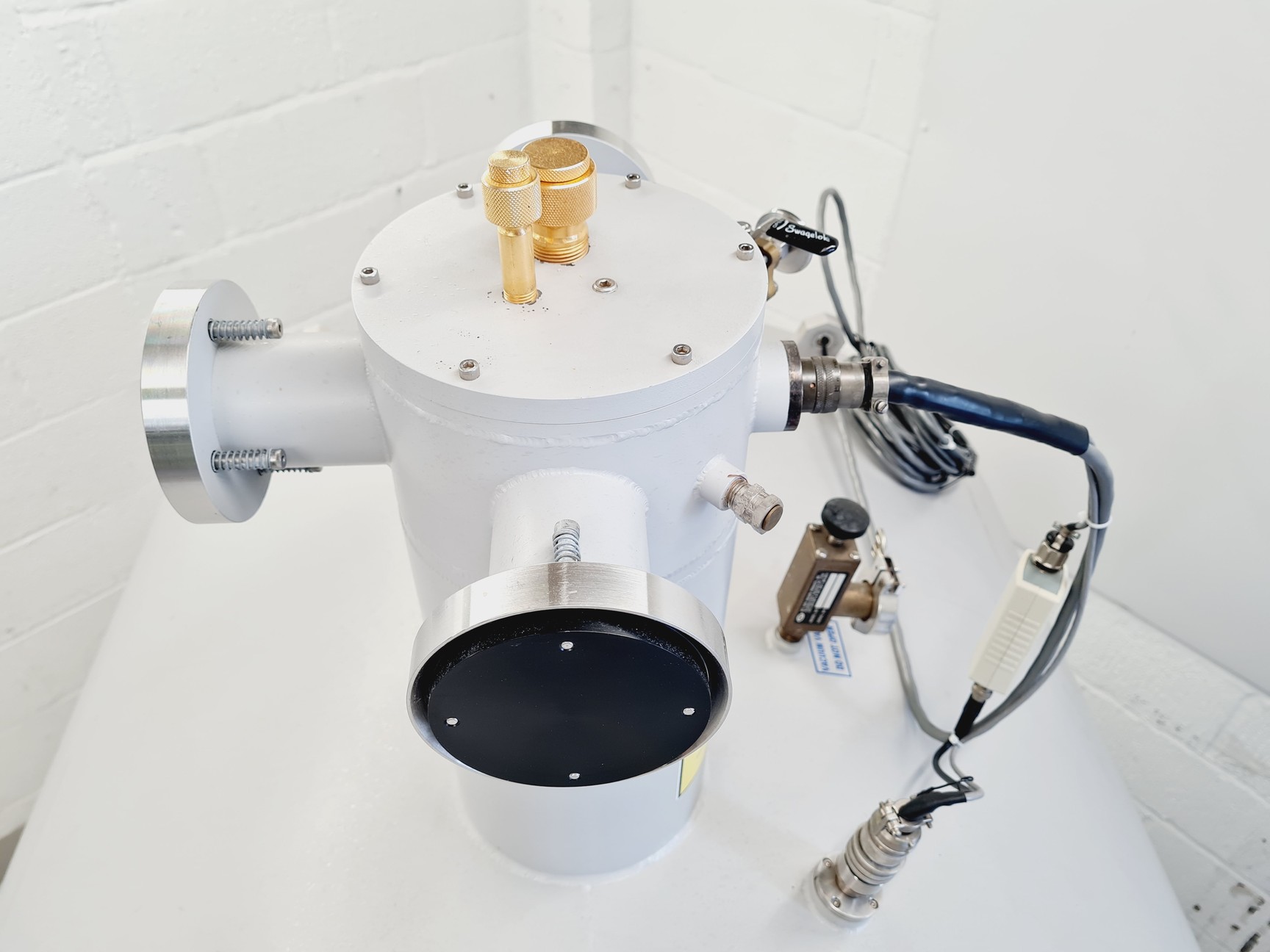 Image of  Cryomagnetics Inc 12T horizontal superconducting magnet
