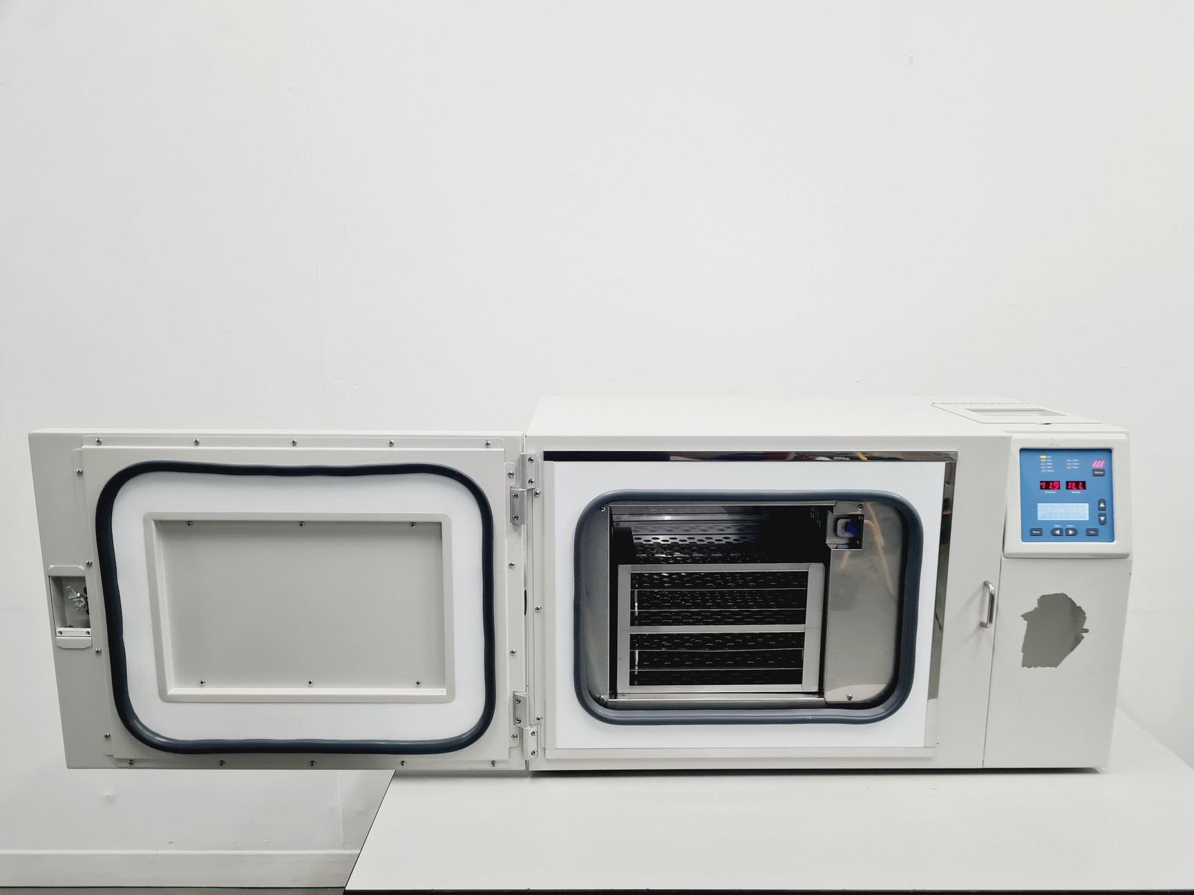 Image of Thermo Scientific 7453 CryoMed Controlled Rate Freezer Lab