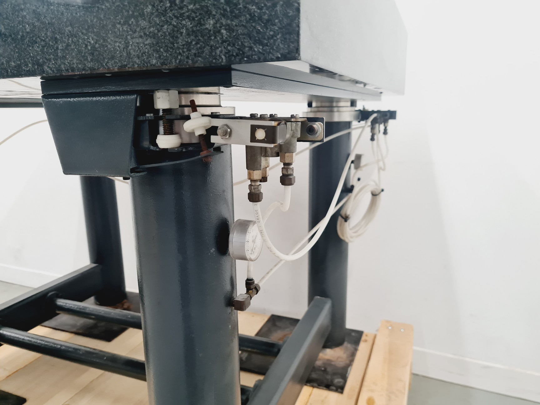 Image of Granite Surface Vibration Isolation Table ( 122 L x 93 W x 86 H cm )
