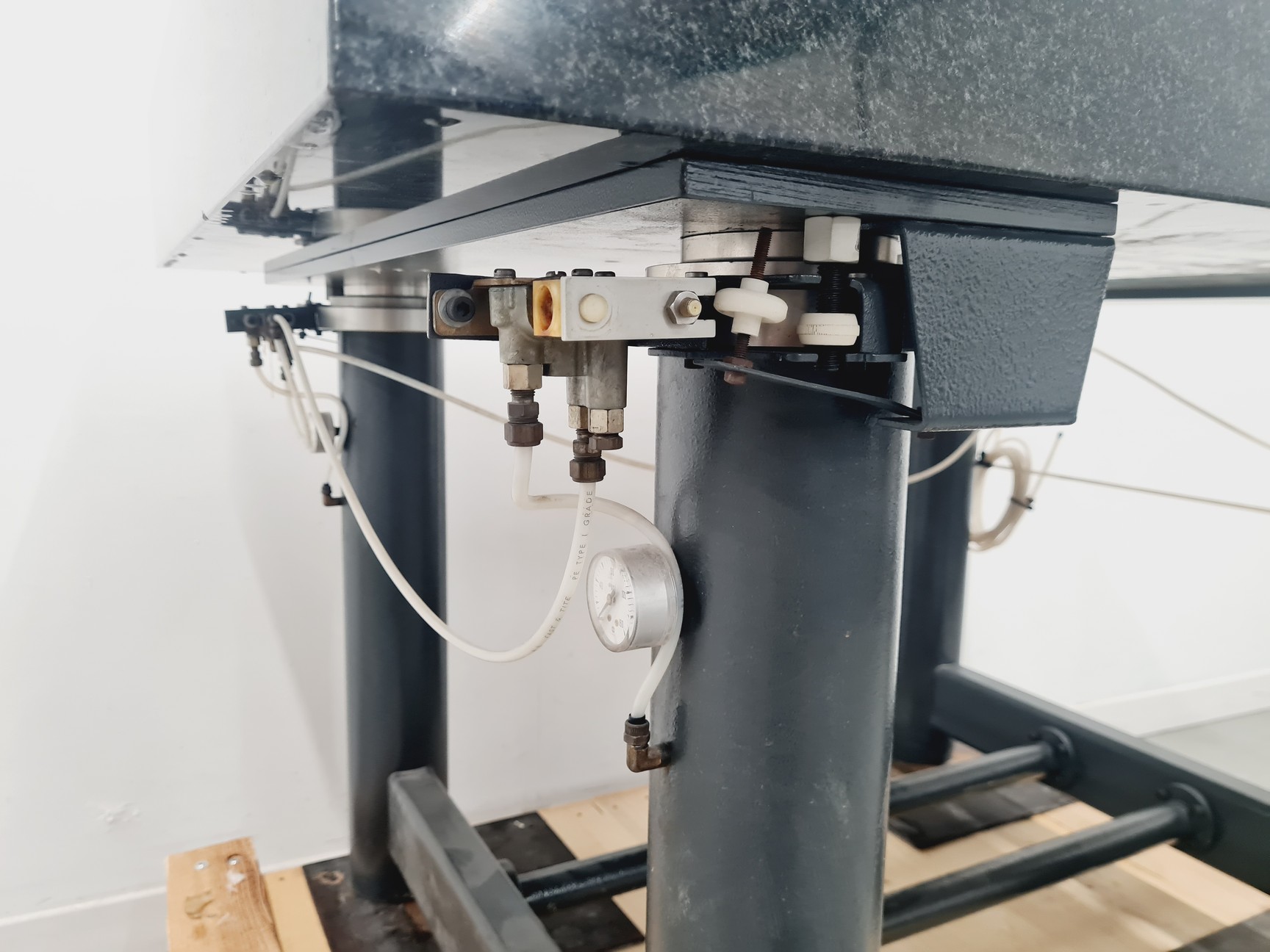 Image of Granite Surface Vibration Isolation Table ( 122 L x 93 W x 86 H cm )