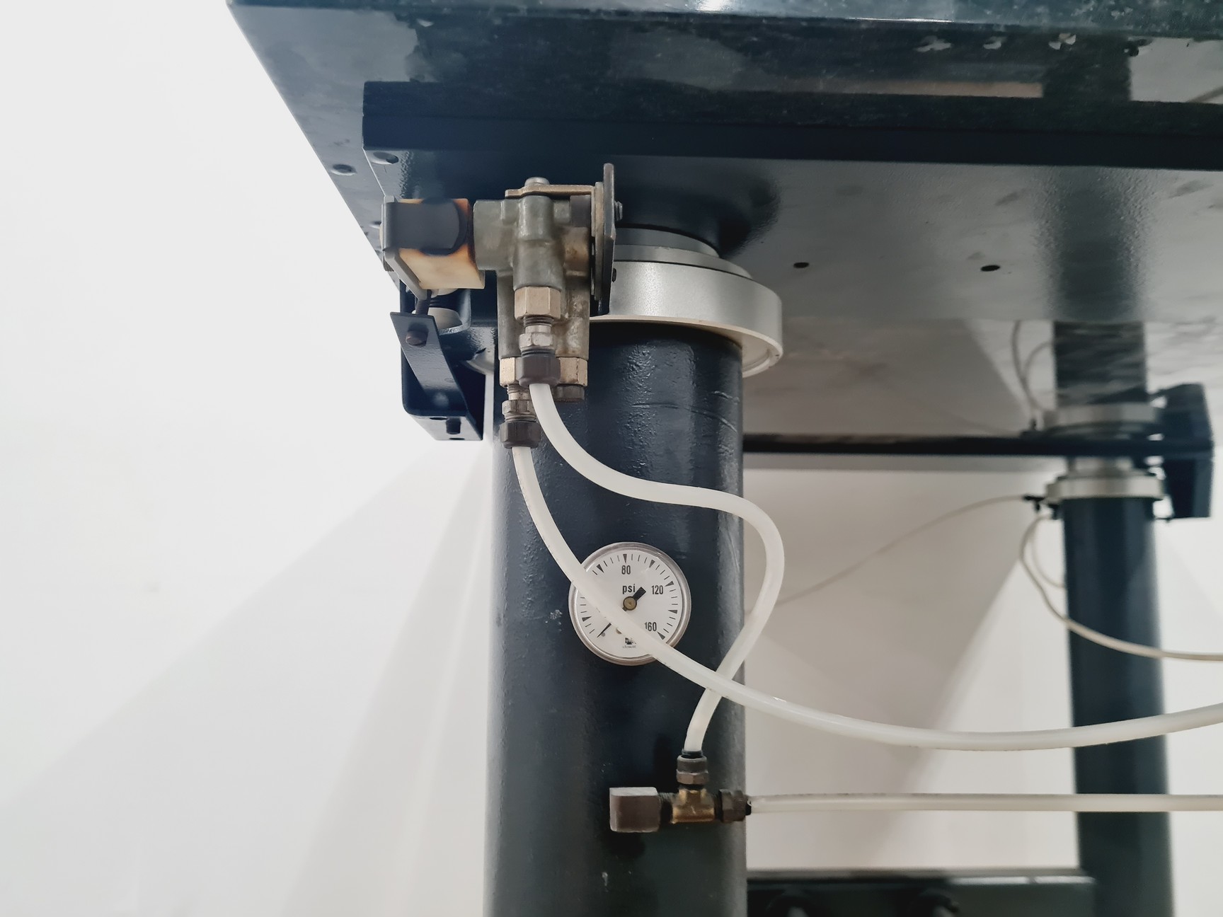 Image of Granite Surface Vibration Isolation Table ( 122 L x 93 W x 86 H cm )