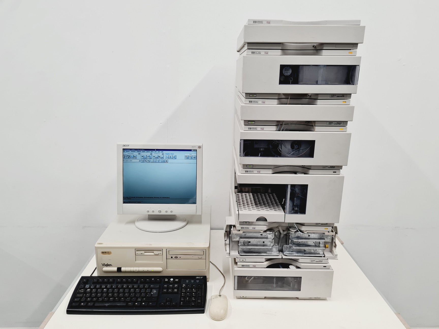 Image of Hewlett Packard Series 1100 HPLC System - FLD, Degasser, QuatPump, ALS, ColComp