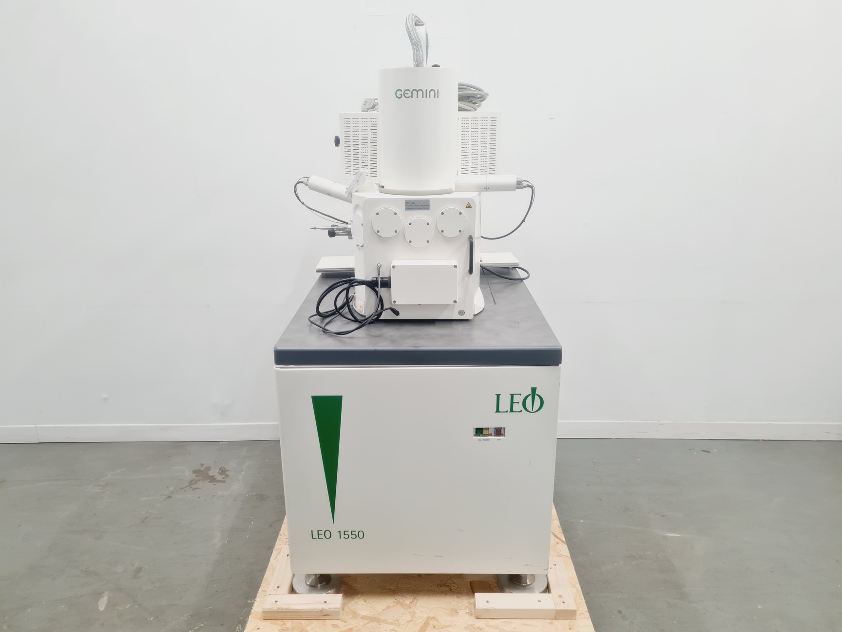 Image of LEO 1550 Field Emission SEM System (1998) with Accessories Spares/Repair Lab