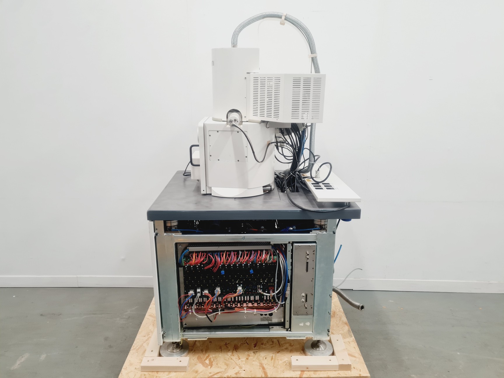 Image of LEO 1550 Field Emission SEM System (1998) with Accessories Spares/Repair Lab