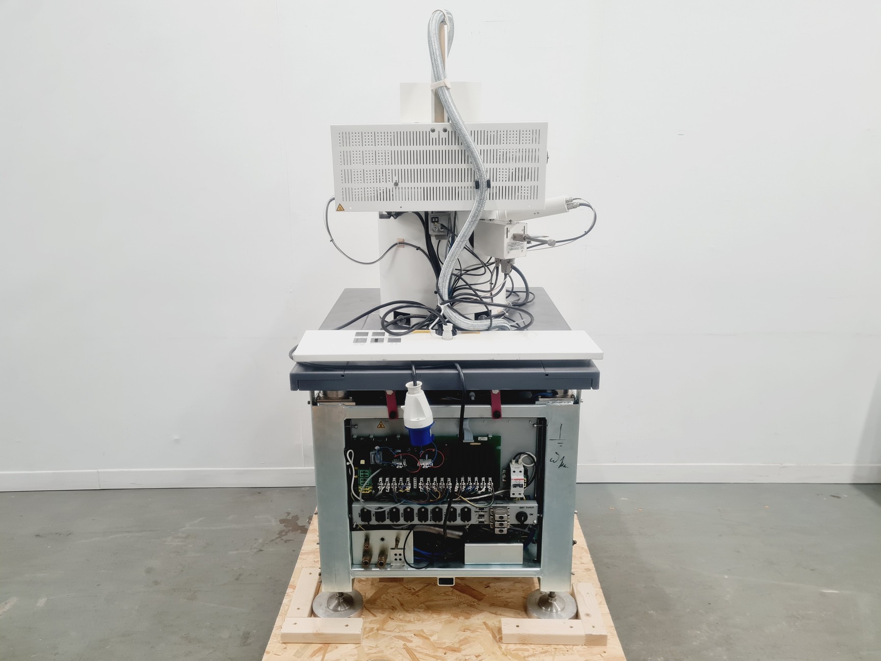 Image of LEO 1550 Field Emission SEM System (1998) with Accessories Spares/Repair Lab