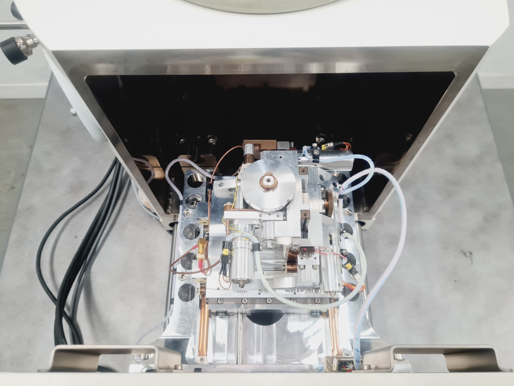 Image of LEO 1550 Field Emission SEM System (1998) with Accessories Spares/Repair Lab