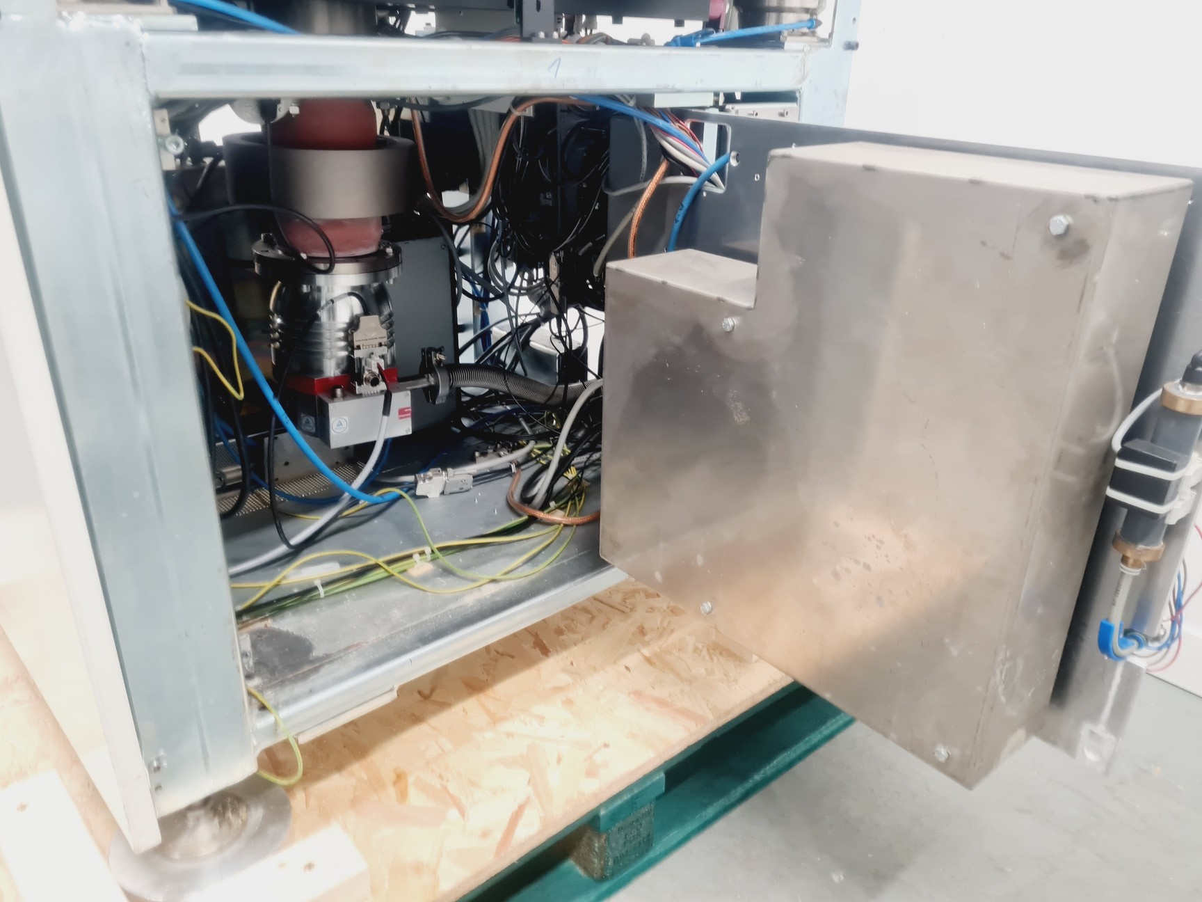 Image of LEO 1550 Field Emission SEM System (1998) with Accessories Spares/Repair Lab