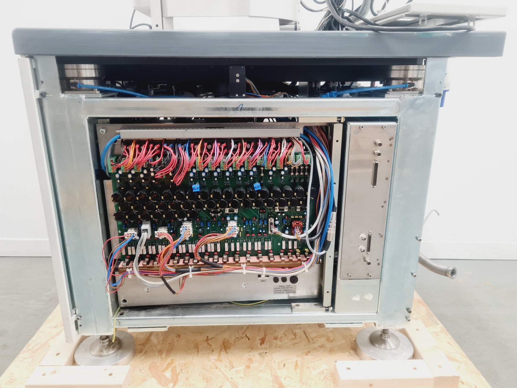 Image of LEO 1550 Field Emission SEM System (1998) with Accessories Spares/Repair Lab