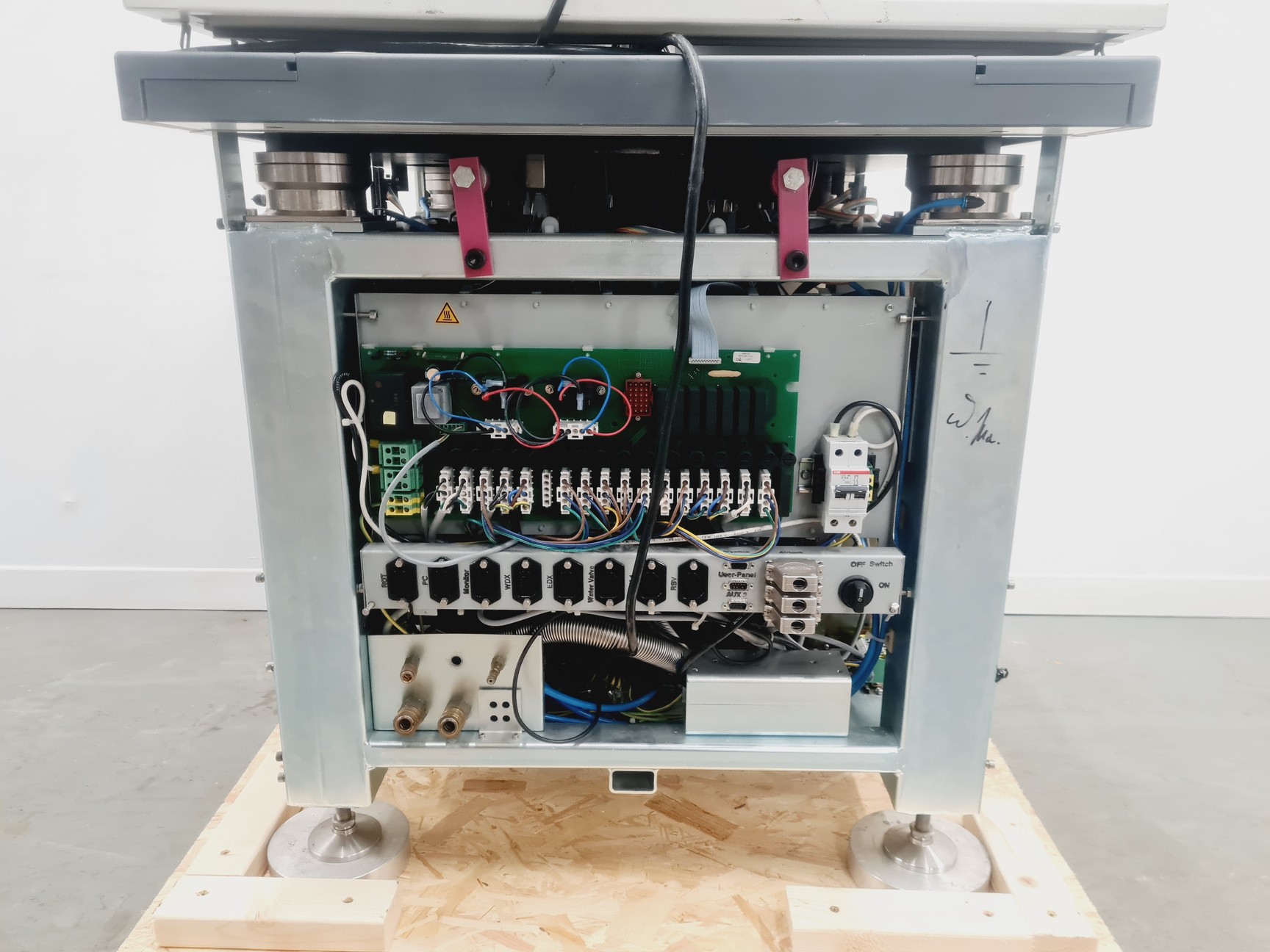 Image of LEO 1550 Field Emission SEM System (1998) with Accessories Spares/Repair Lab