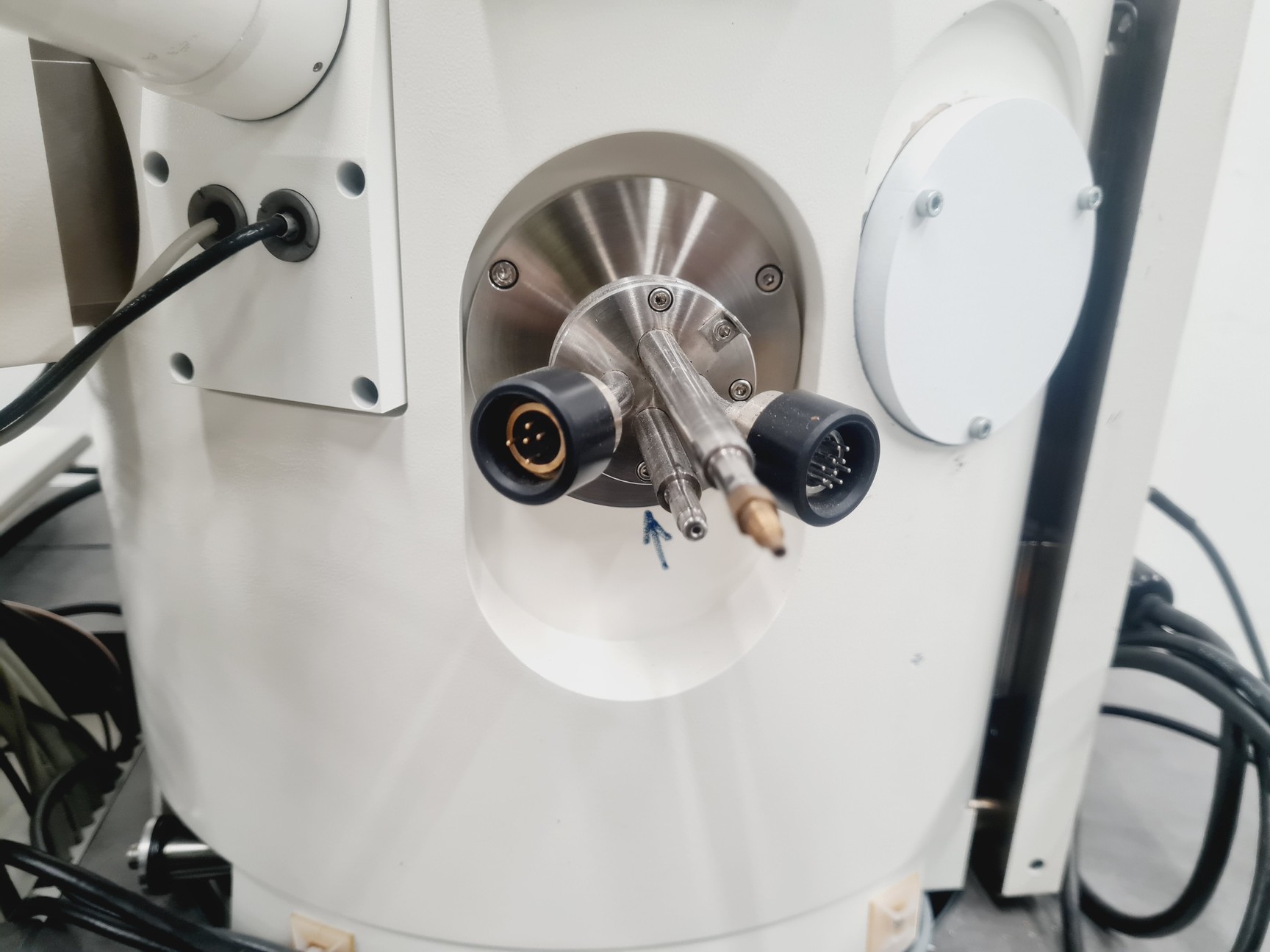 Image of LEO 1550 Field Emission SEM System (1998) with Accessories Spares/Repair Lab