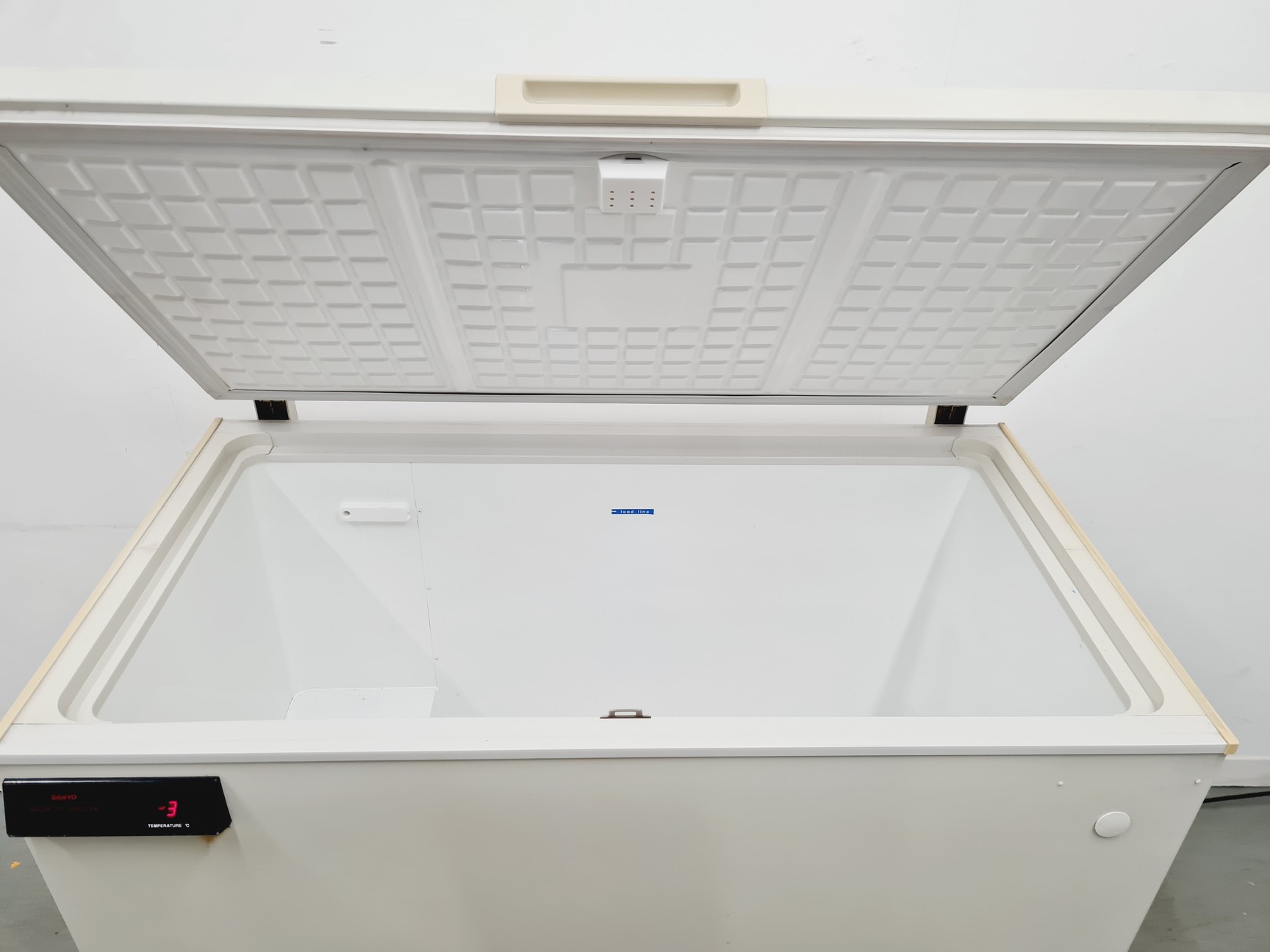 Image of Sanyo MDF-435 Medical Ultra-Low Chest Freezer -45ºc Lab