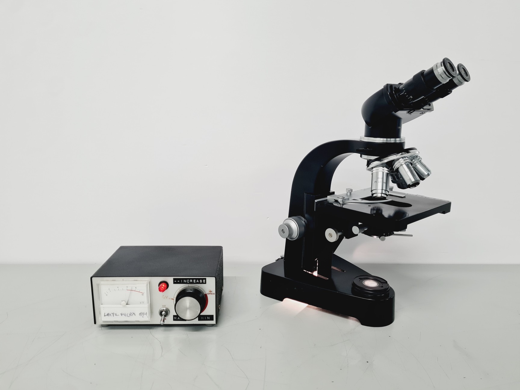 Image of Leitz Wetzlar 786496 Microscope w/ 5 x Objectives Lab