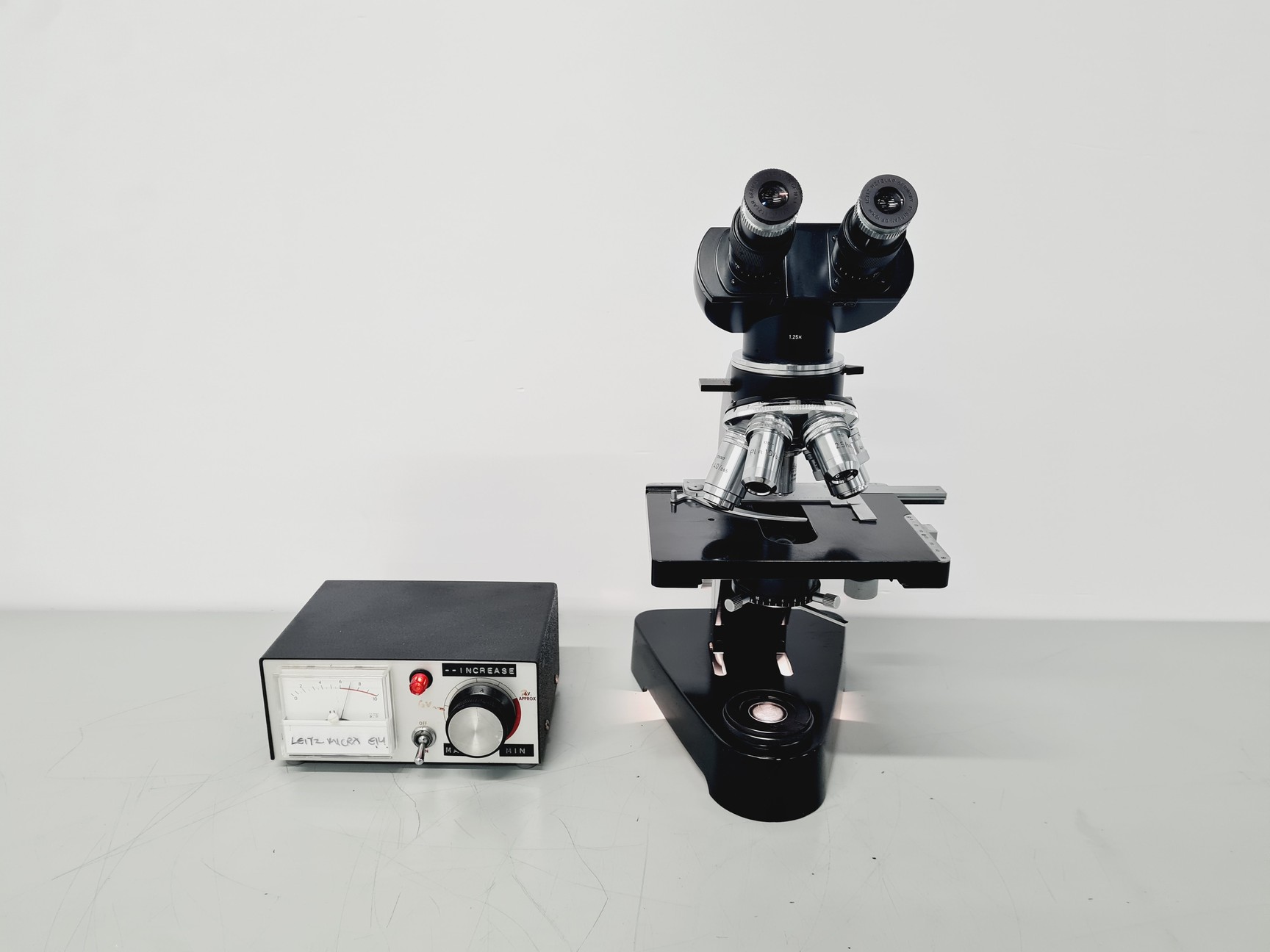 Image of Leitz Wetzlar 786496 Microscope w/ 5 x Objectives Lab