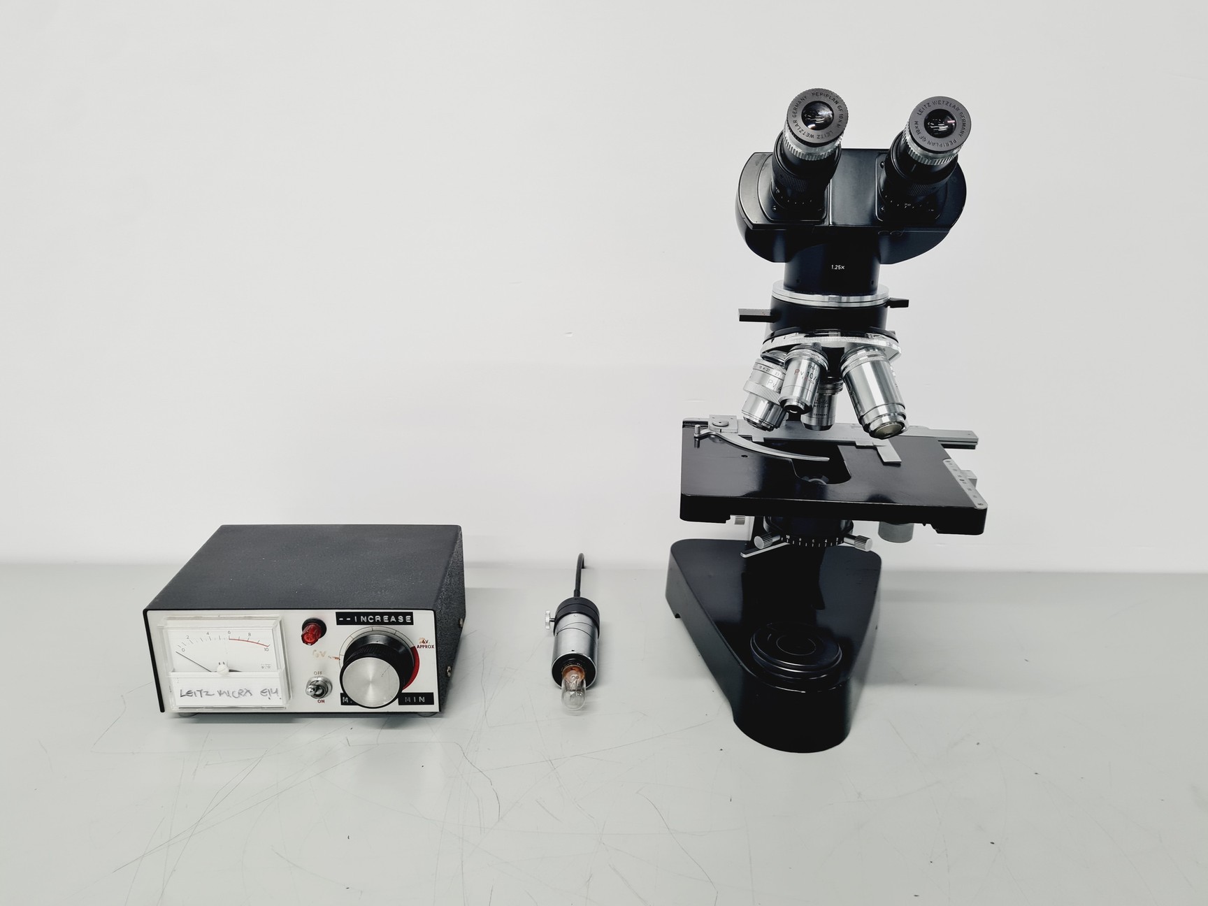 Image of Leitz Wetzlar 786496 Microscope w/ 5 x Objectives Lab